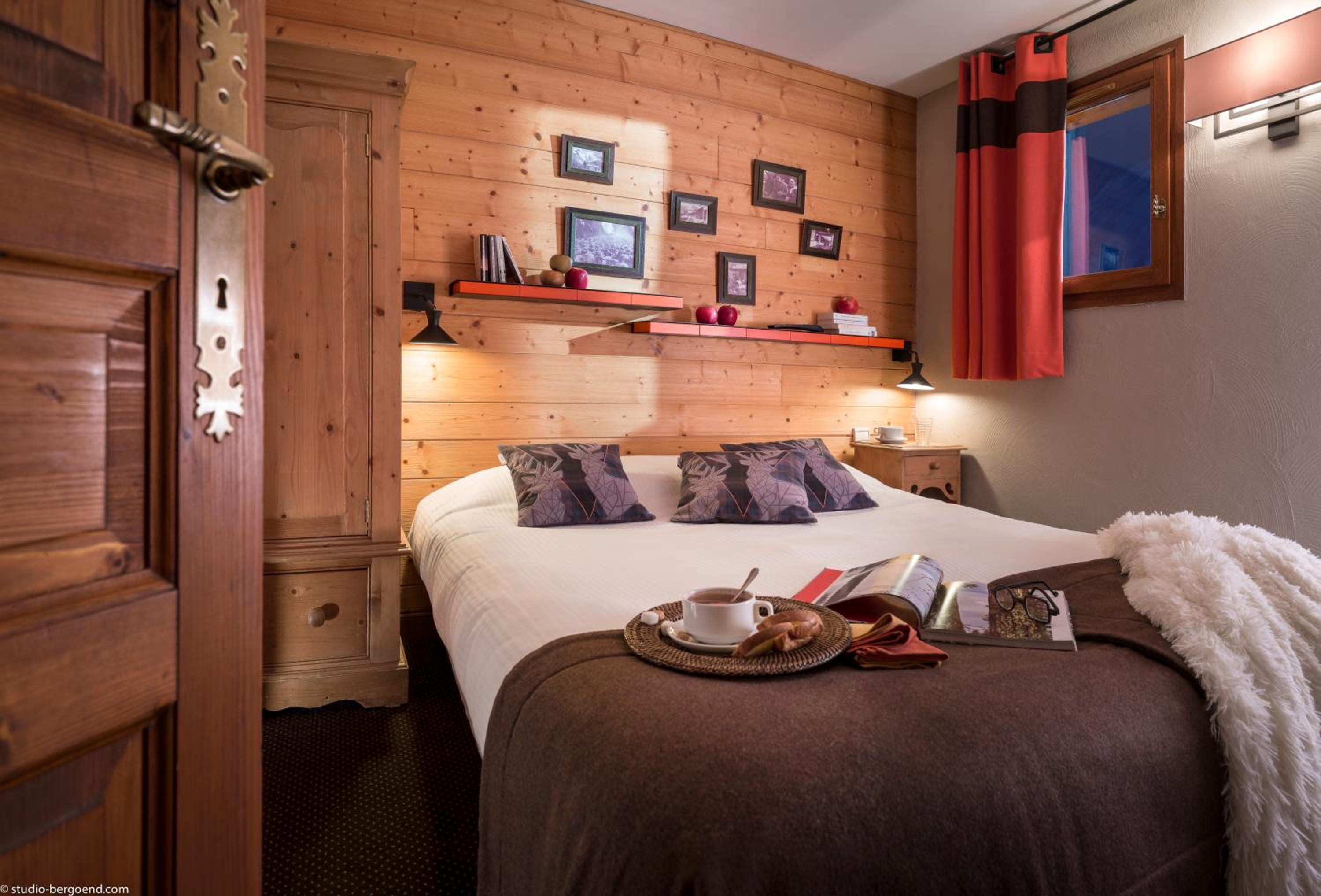 Three-Bedroom Apartment with Cabin and Fireplace  photo 2