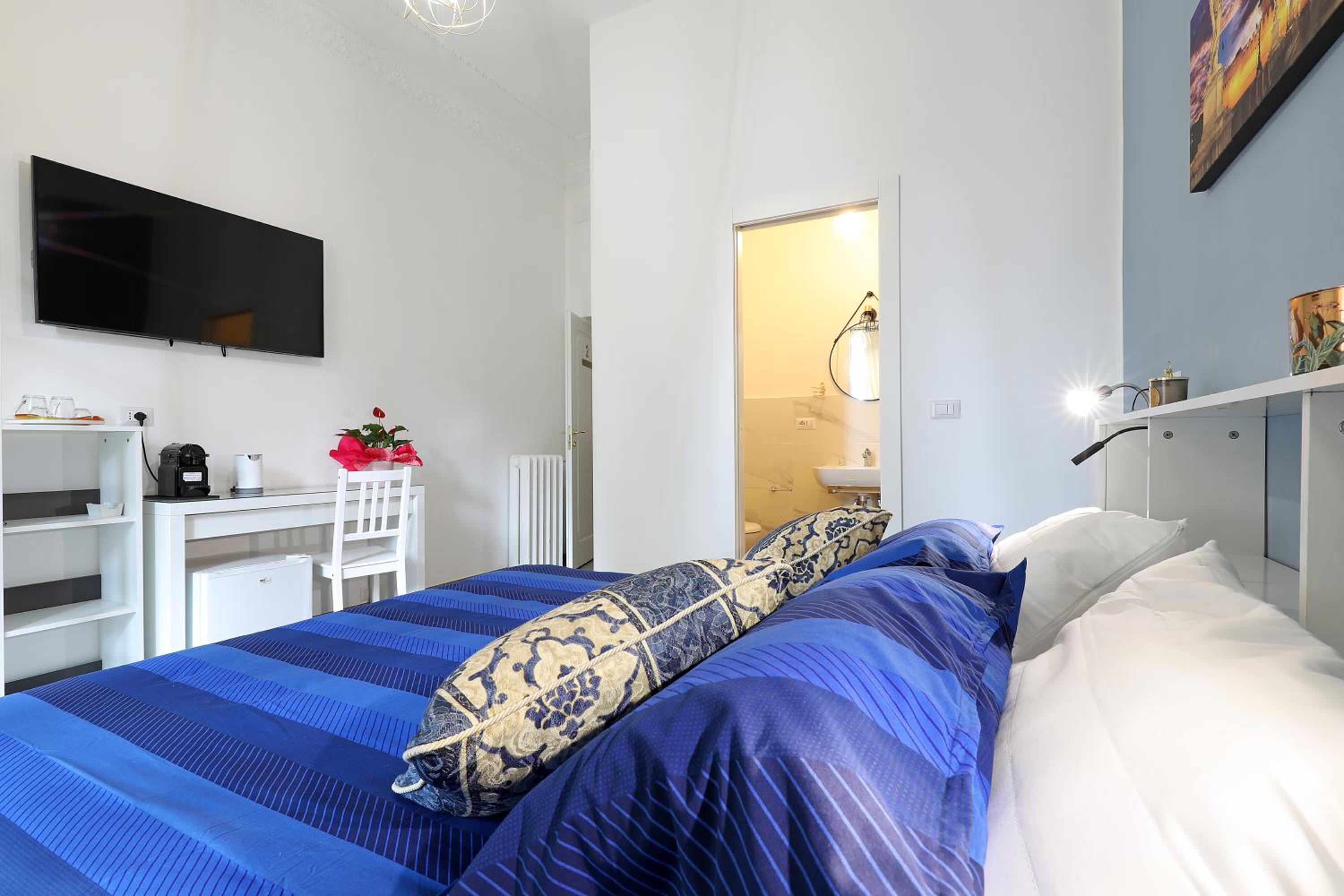 Deluxe Double Room with Balcony photo 2