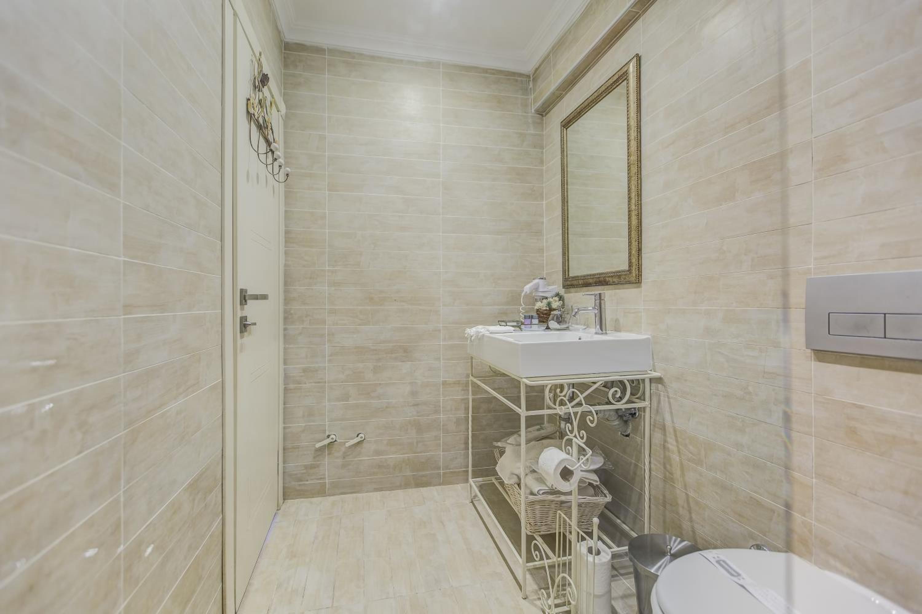 Double Room with Balcony & River View - Photo 20
