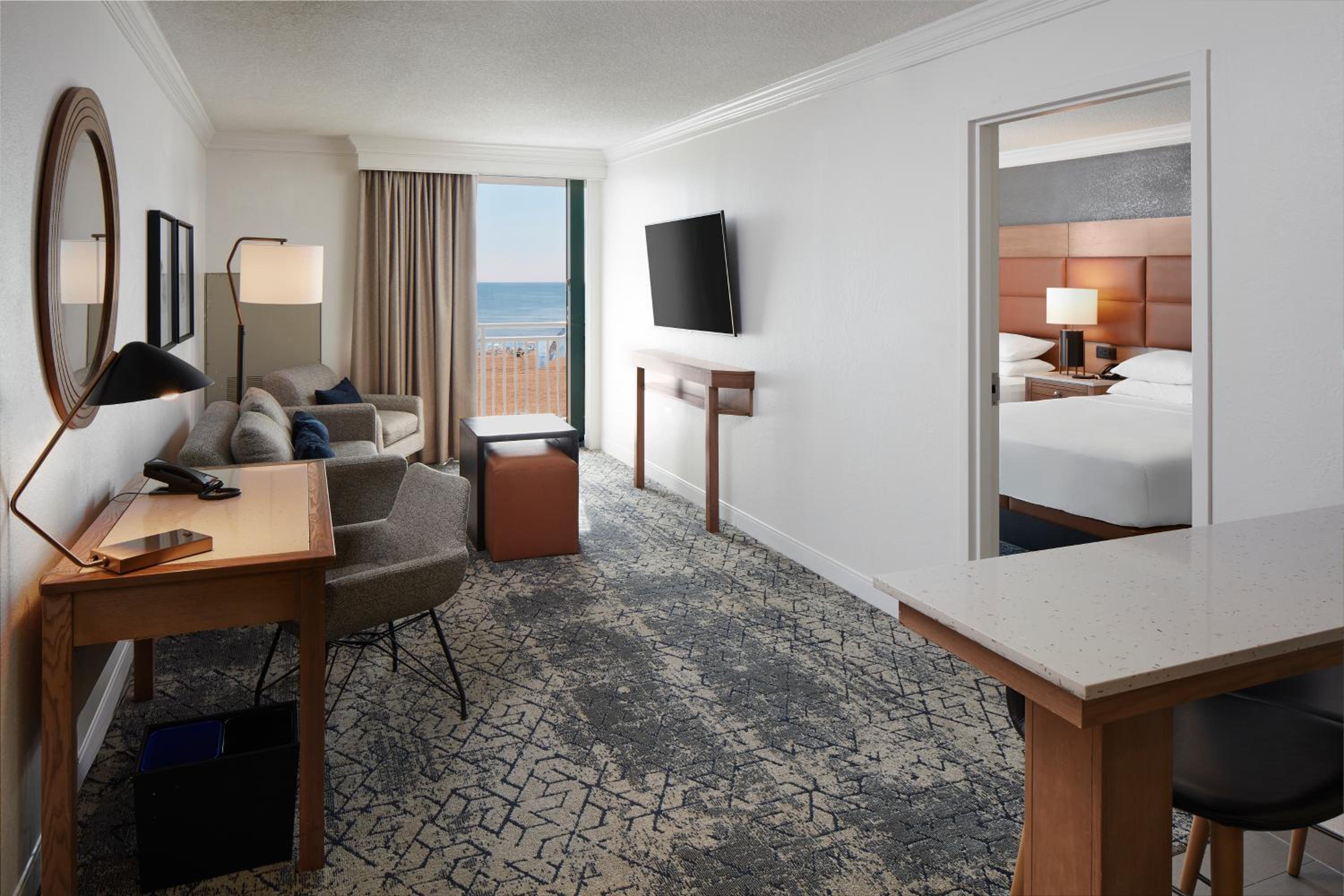 One-Bedroom Oceanfront Queen Suite with Sofa Bed photo 1