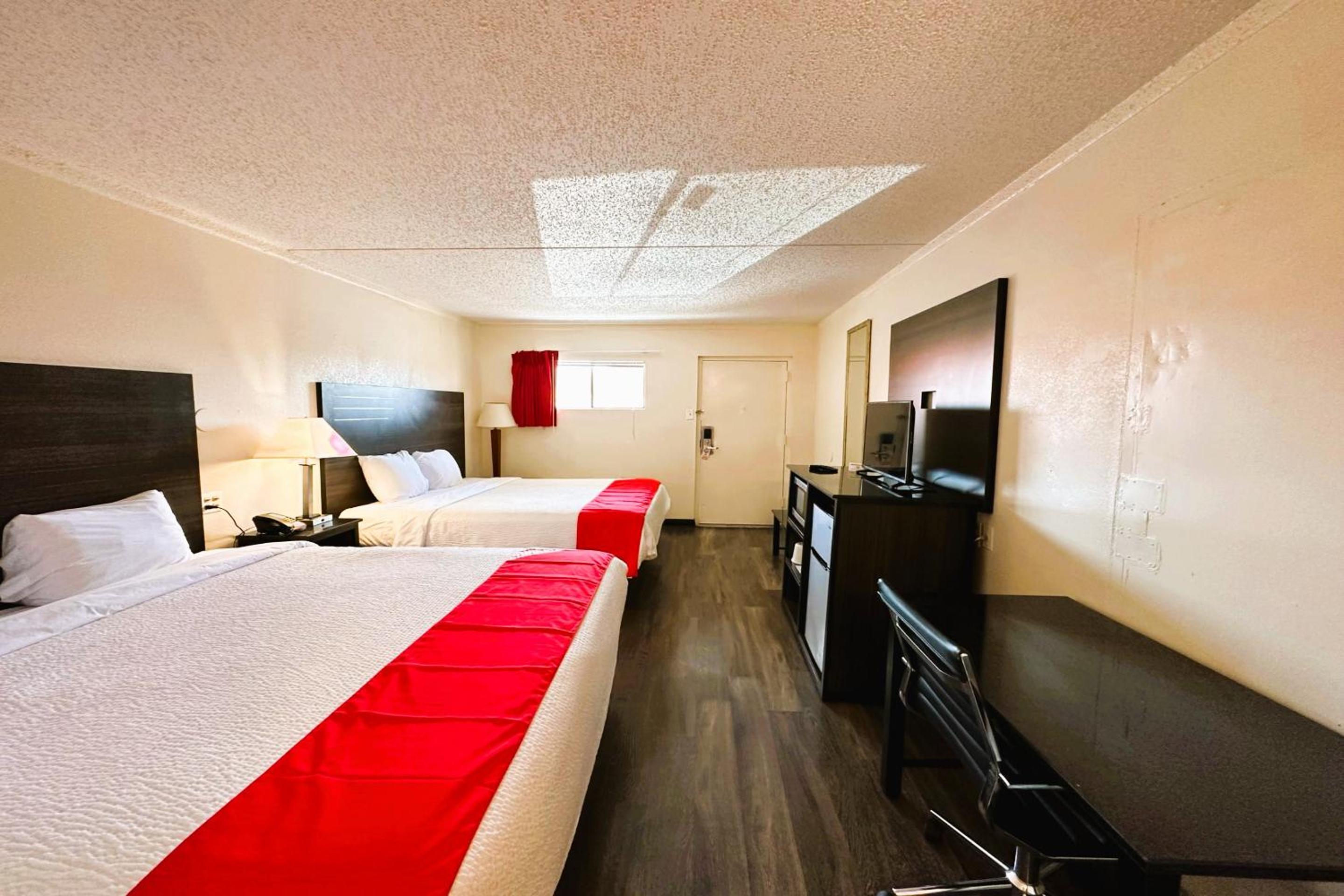 Queen Room with Two Queen Beds - Photo 7