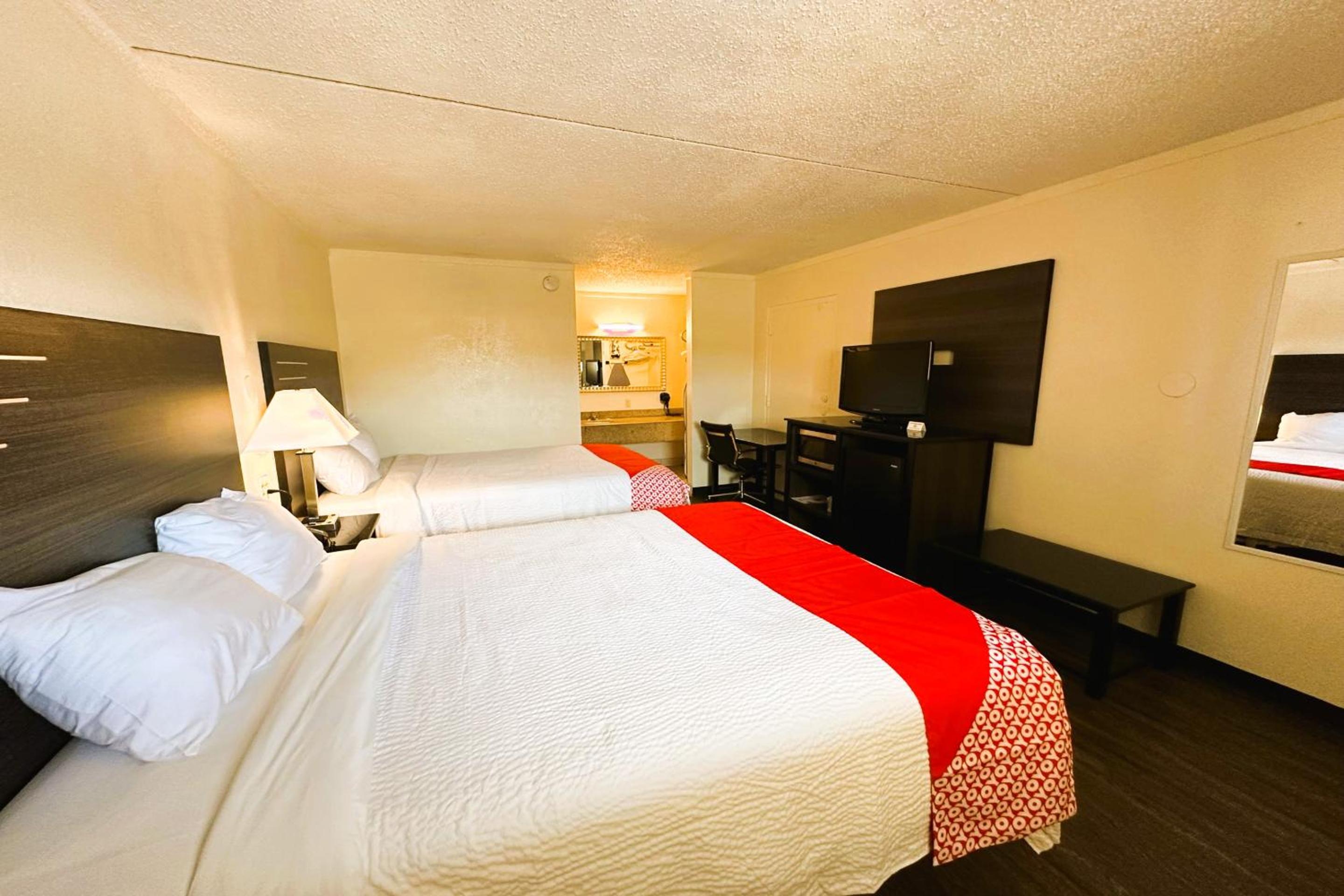 Queen Room with Two Queen Beds - Photo 11