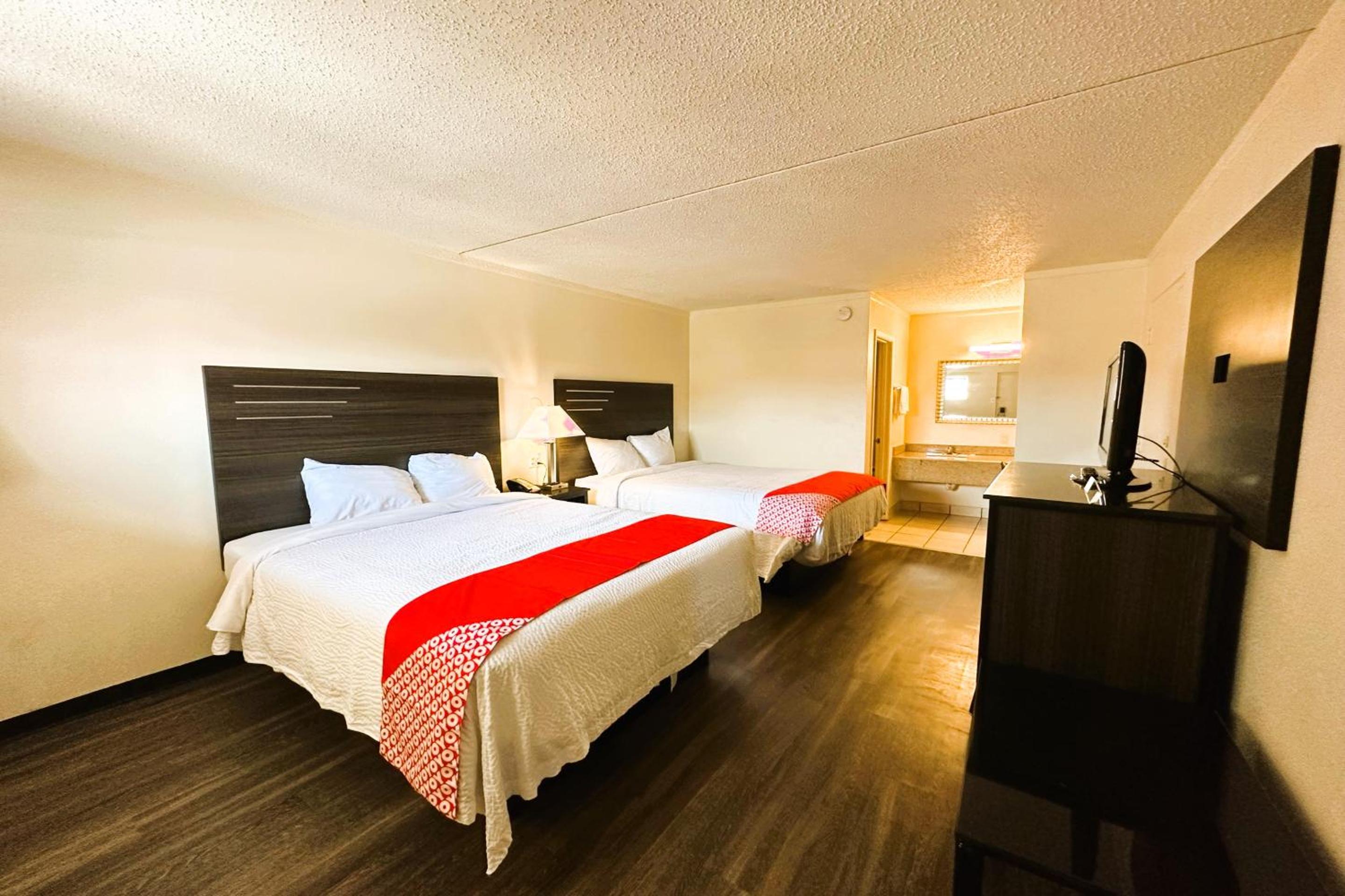 Queen Room with Two Queen Beds - Photo 10