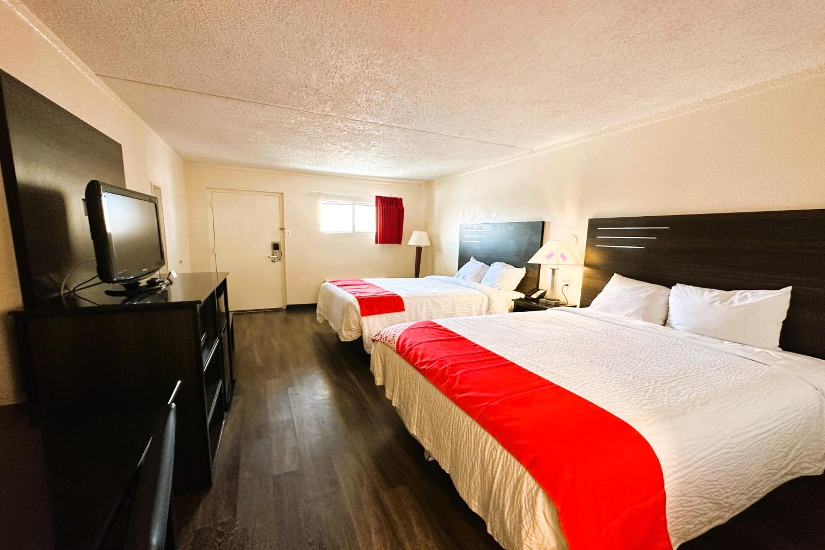 Queen Room with Two Queen Beds - Photo 8