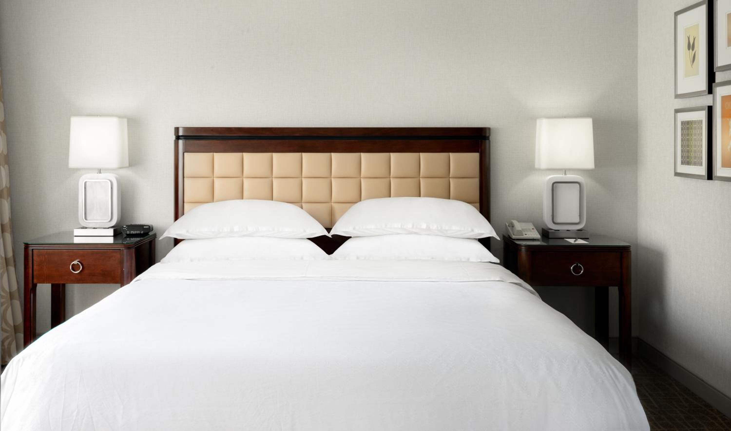 1 Bedroom Suite, 1 King, Sofa bed