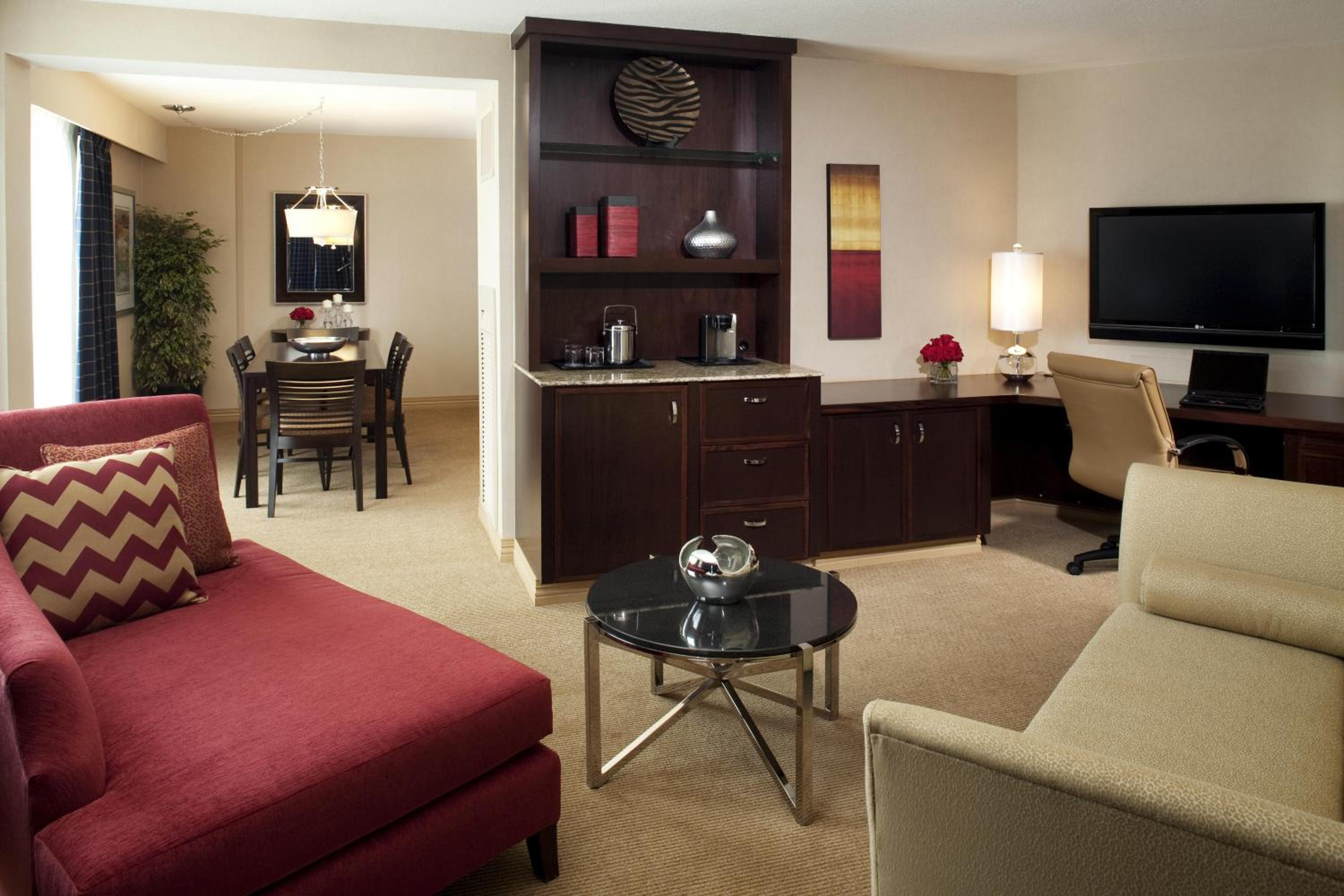 Club level, 1 Bedroom Executive Suite, 1 King or 2 Queen - Photo 1