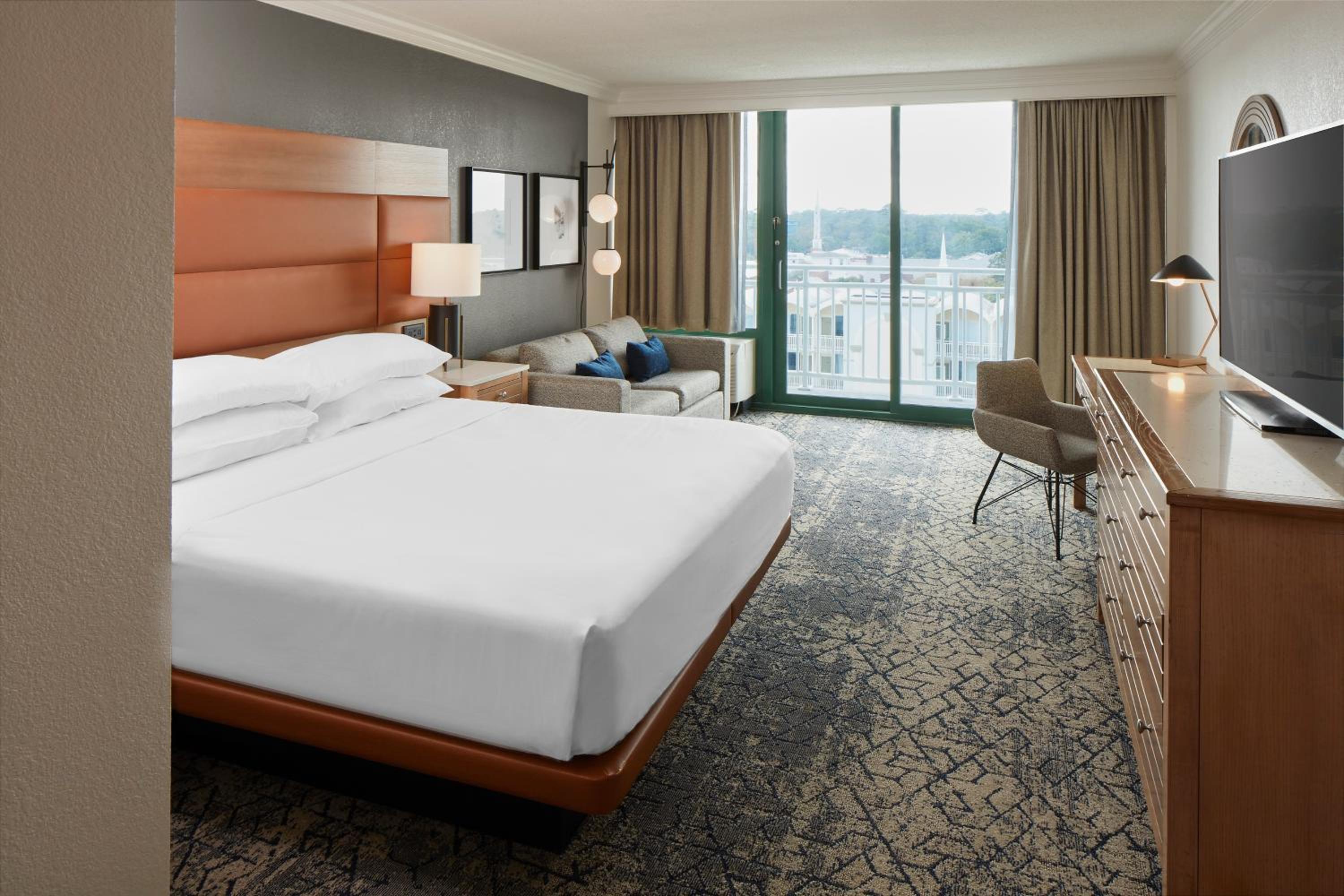 Guest room, 1 King, Sofa bed, City view, Balcony - Photo 1