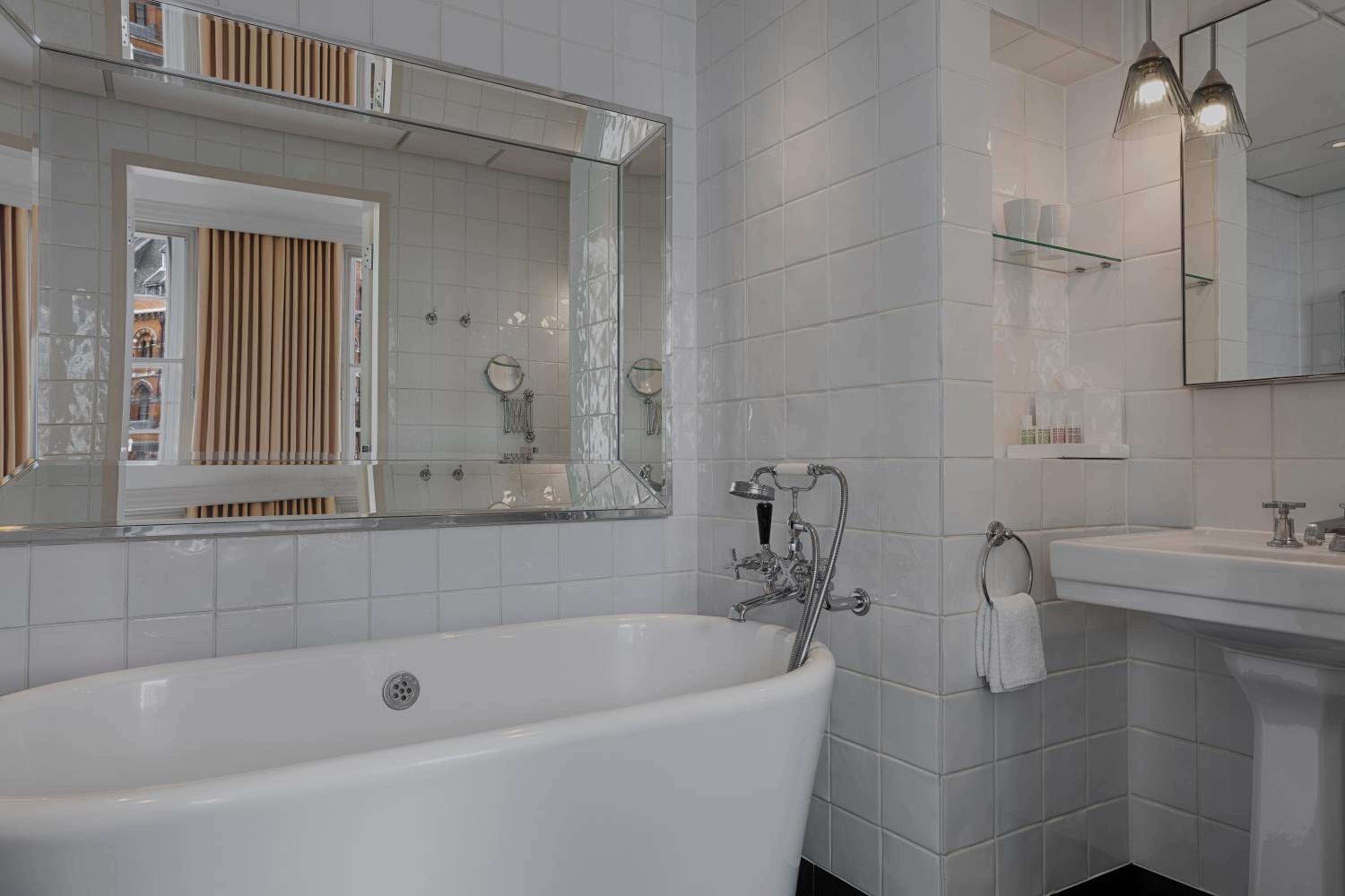 Victorian, Larger Guest room, 1 King photo 3