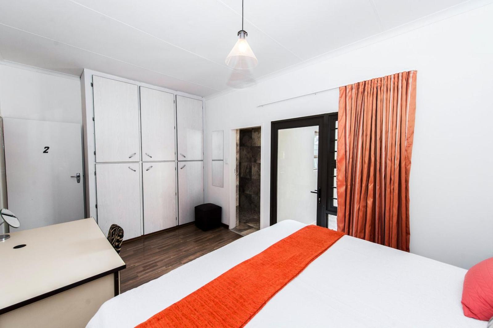 Queen Room photo 2