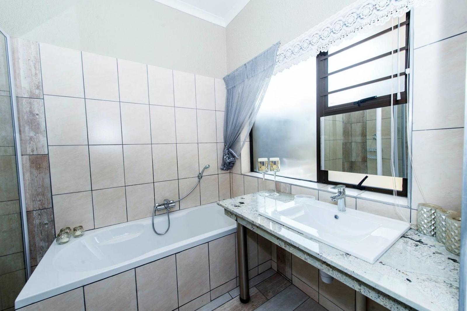 Honeymoon Suite photo 2