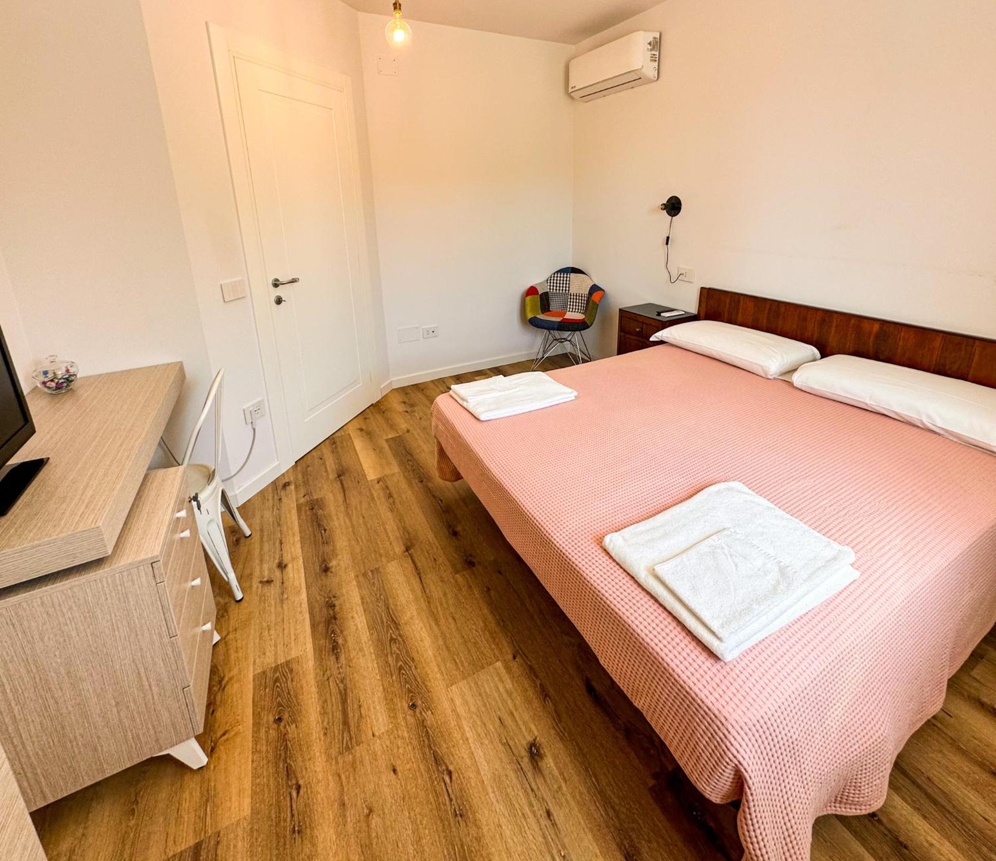 Standard Double Room - Photo 11