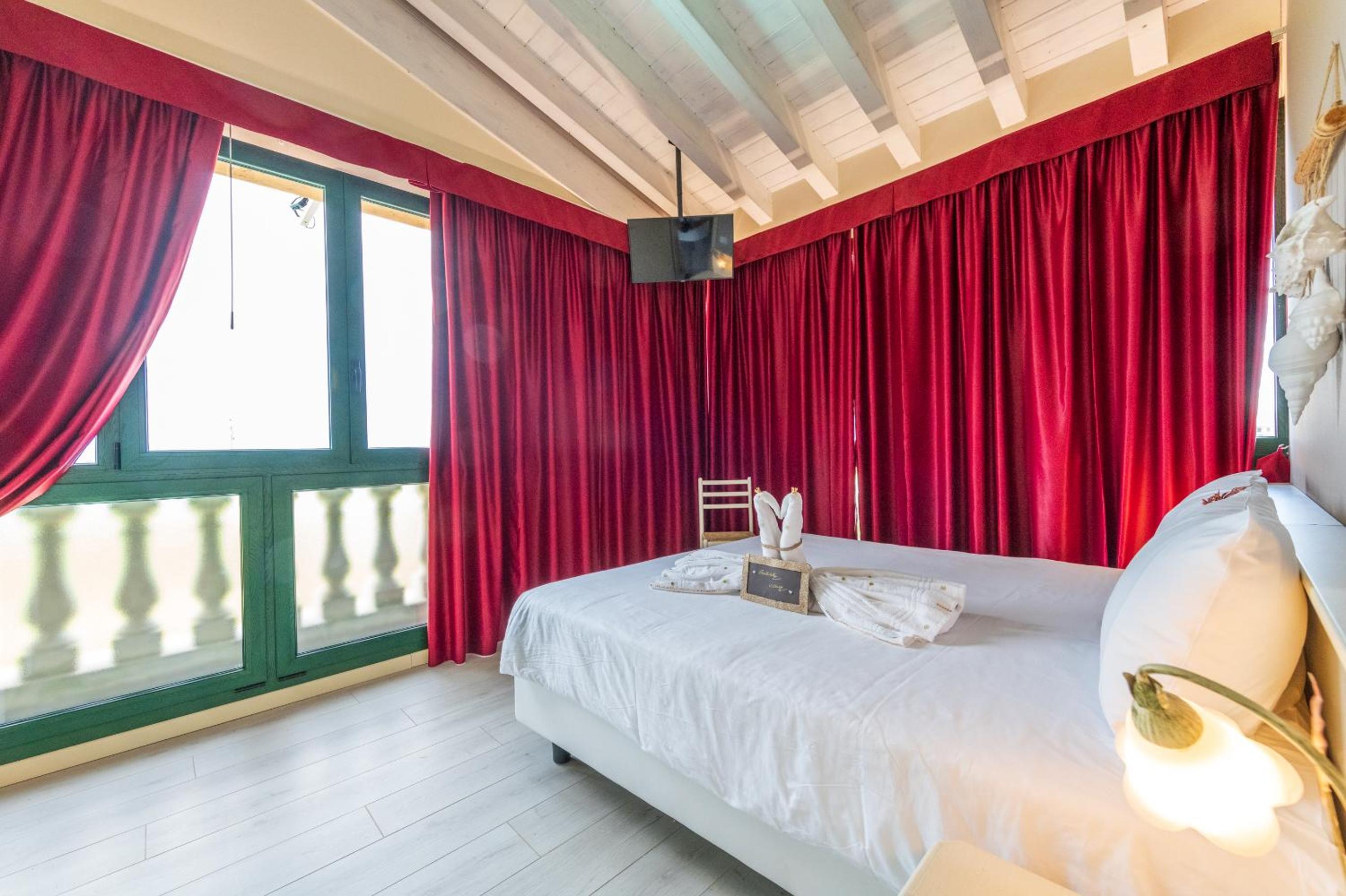 Suite with Balcony and Lake View