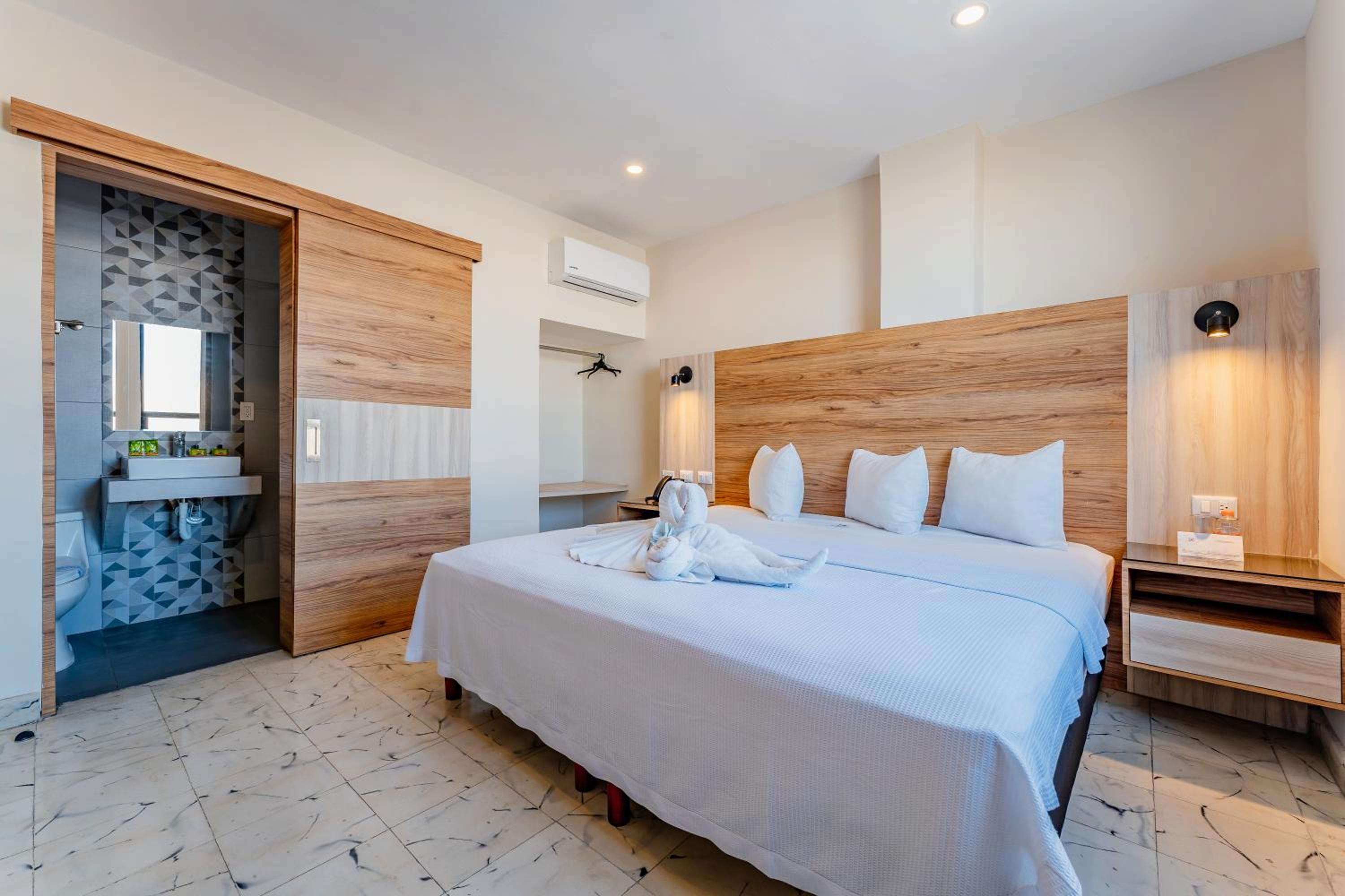 Deluxe Room - Photo 7