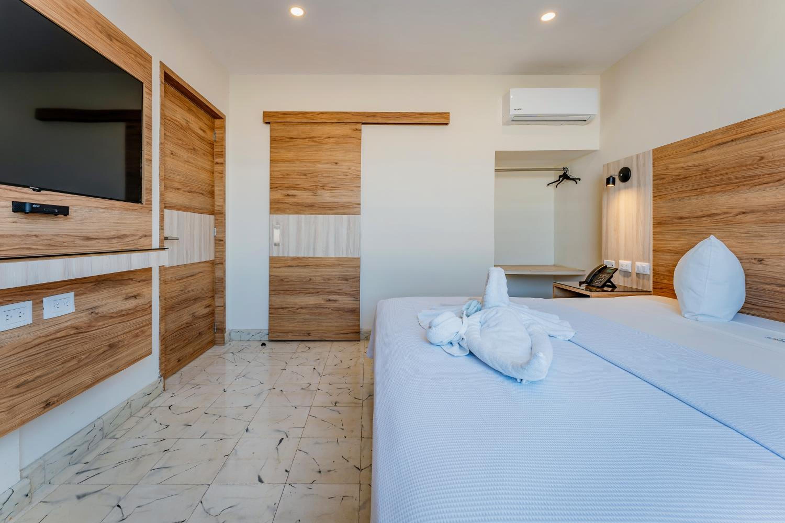 Deluxe Room - Photo 5