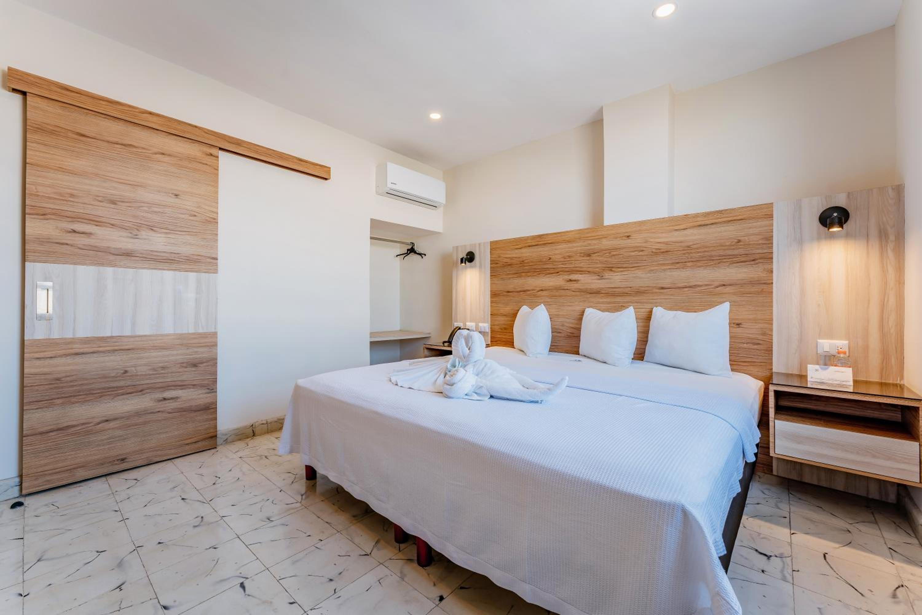 Deluxe Room - Photo 2