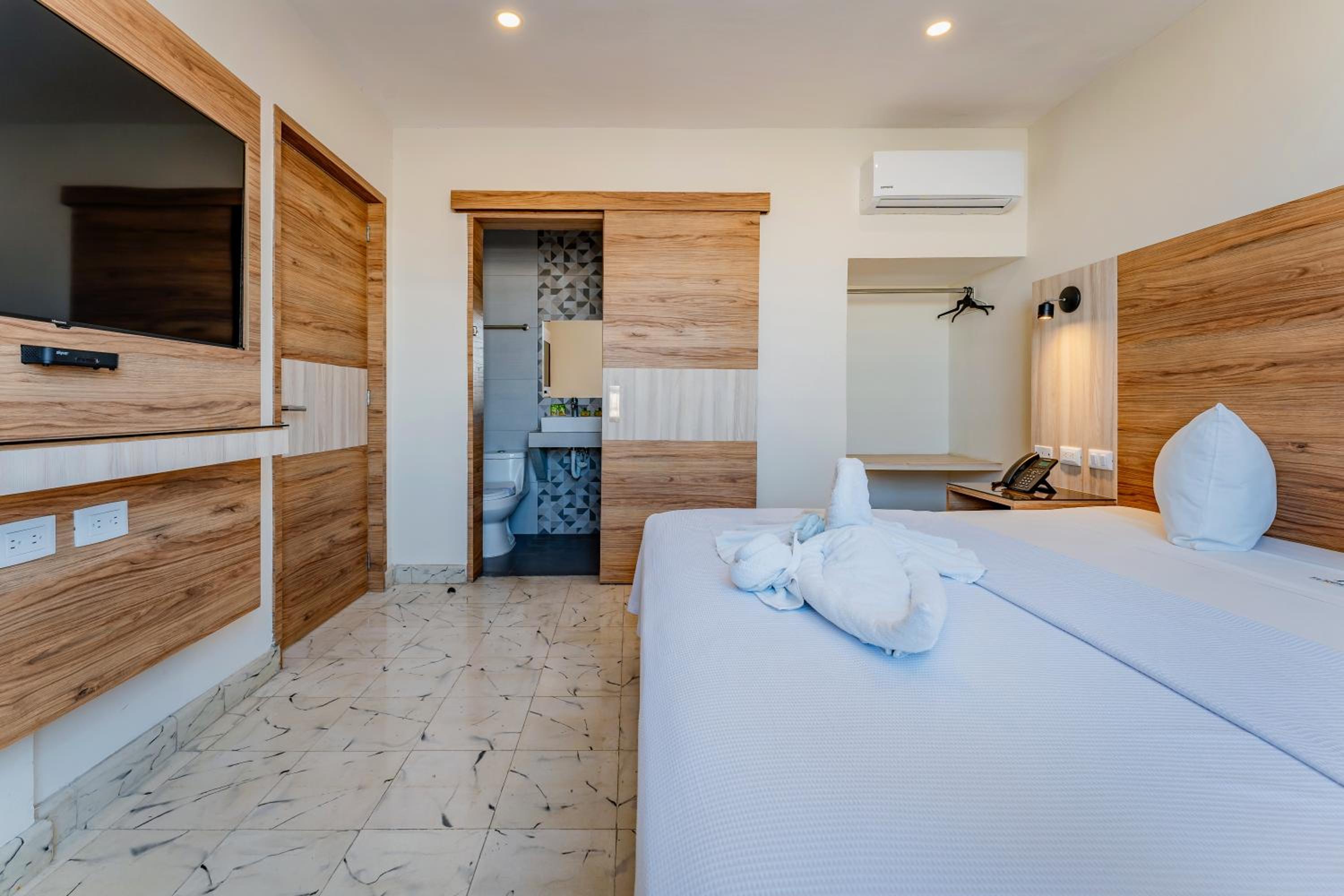 Deluxe Room - Photo 11