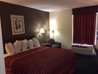 King Room - Non-Smoking - Photo 2