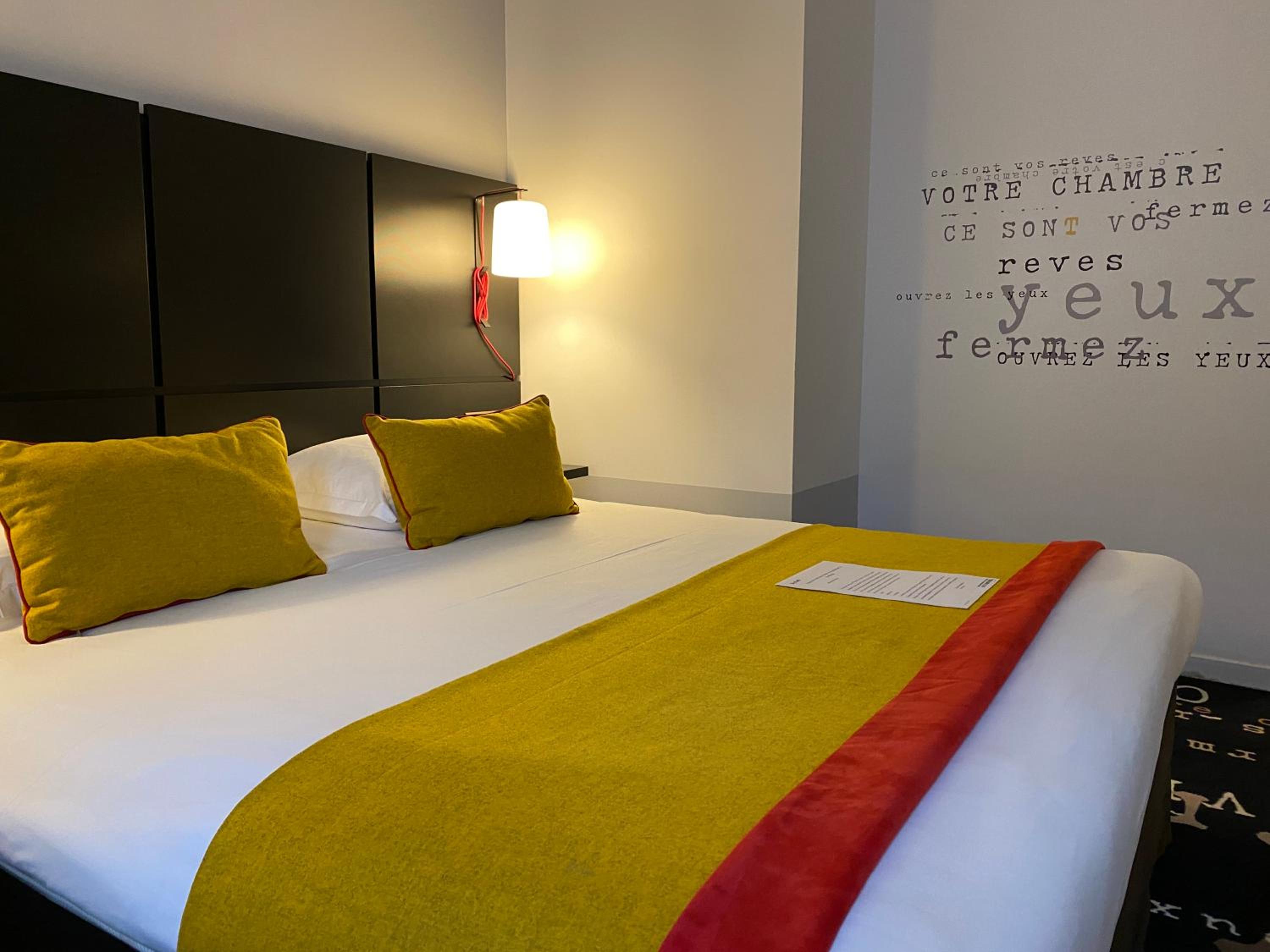 Standard Queen Room - Photo 7