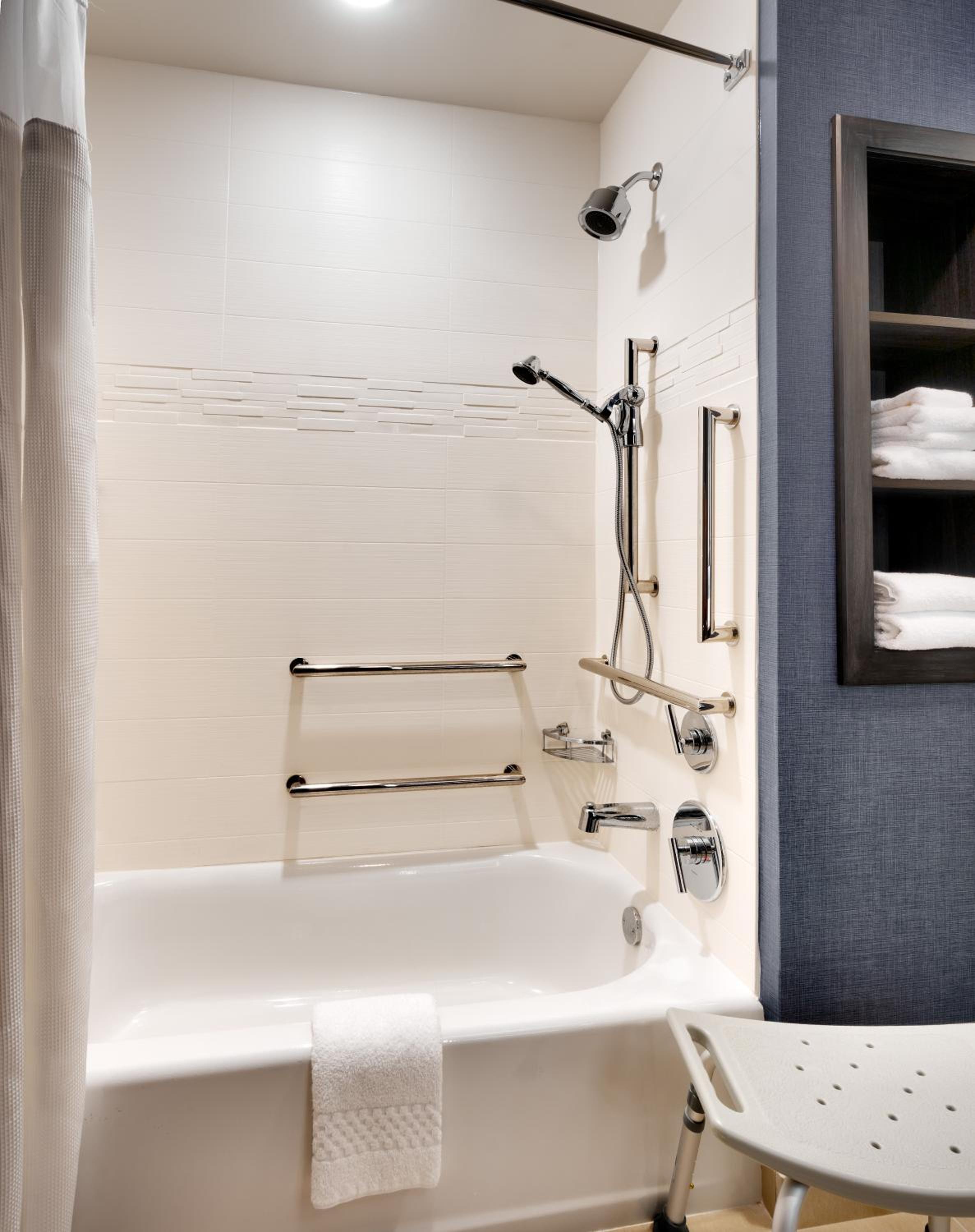 King Studio with Sofa Bed and Adapted Tub - Mobility Accessible - Photo 6