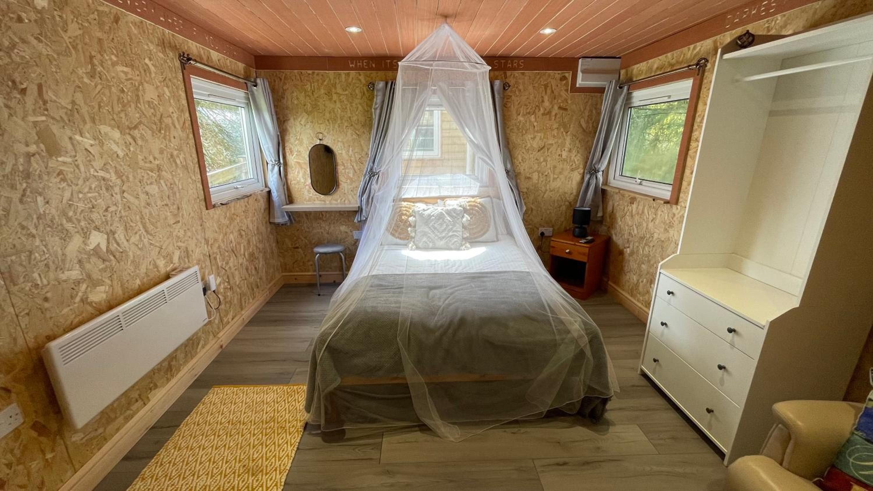 One-Bedroom Chalet - Cwtch Cabin