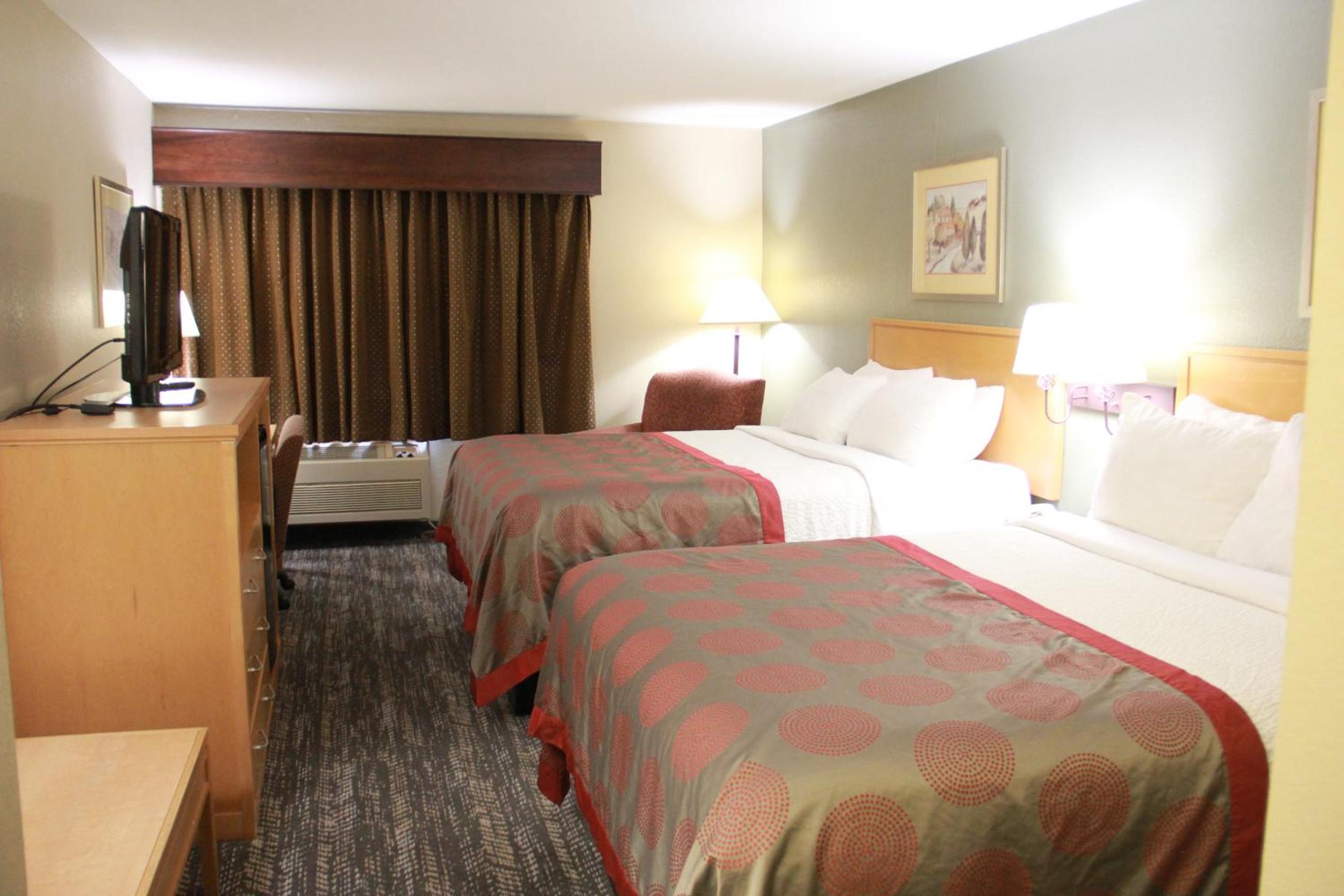 Queen Room with Two Queen Beds - Non-Smoking - Photo 3