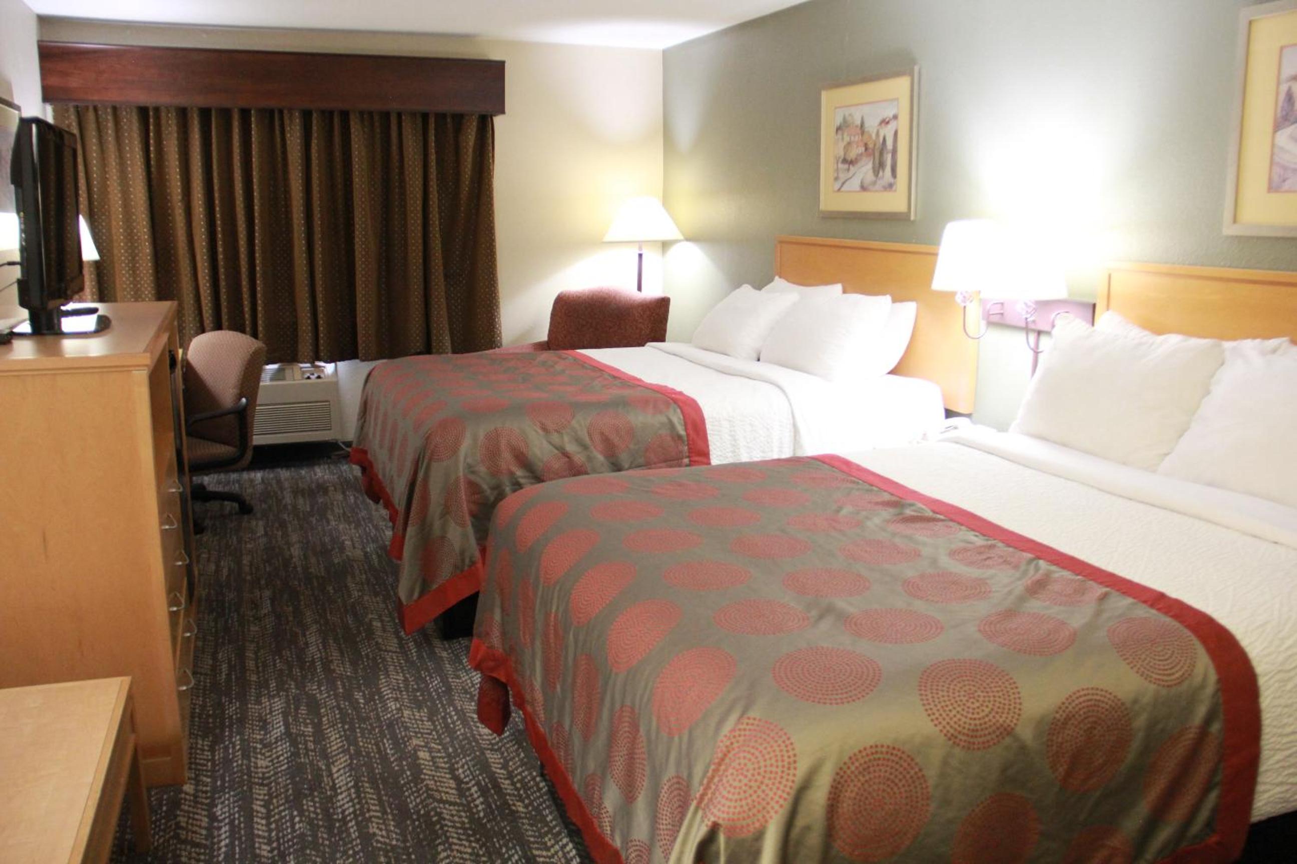Queen Room with Two Queen Beds - Non-Smoking - Photo 4