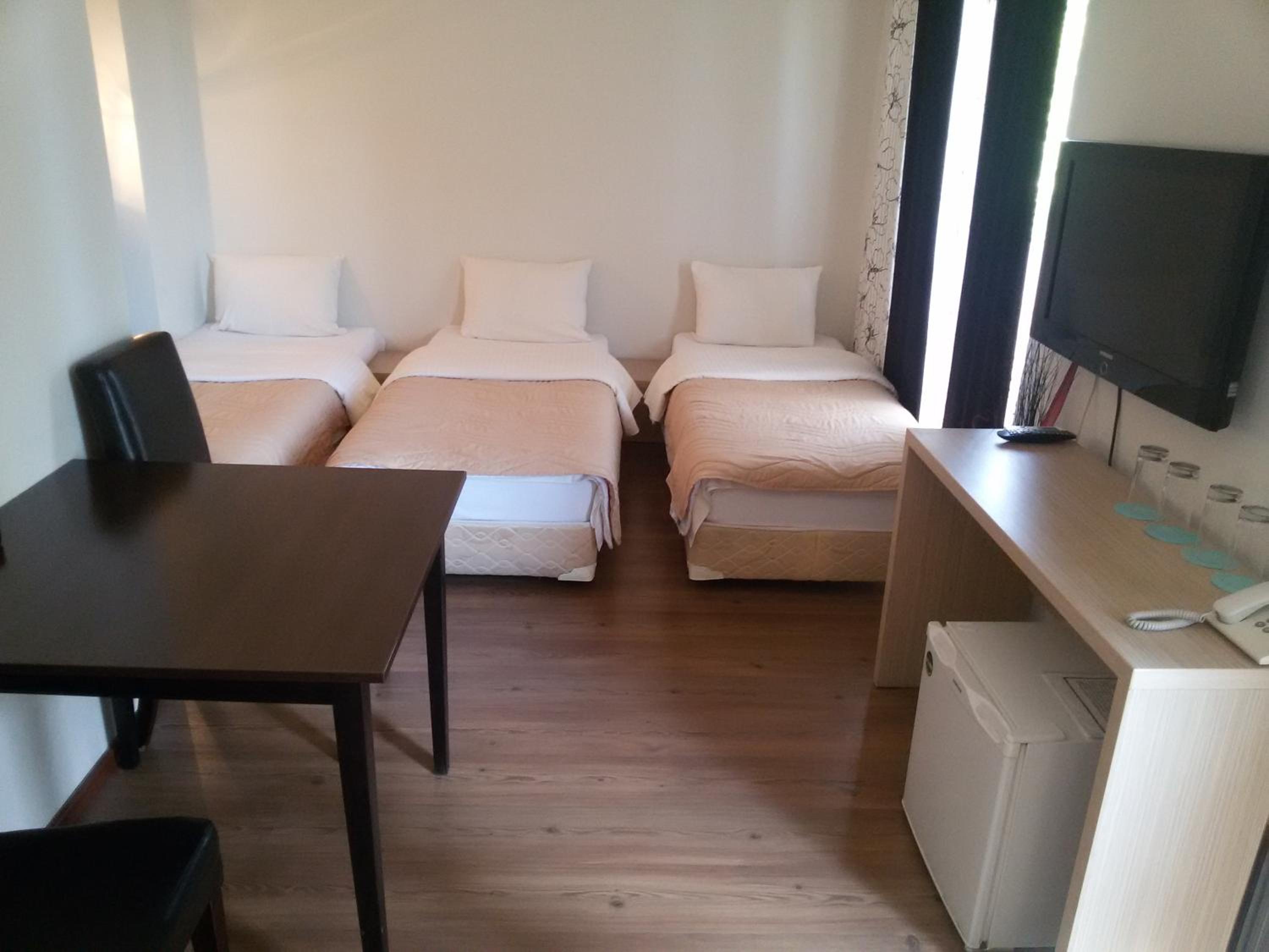Quadruple Room - Photo 11