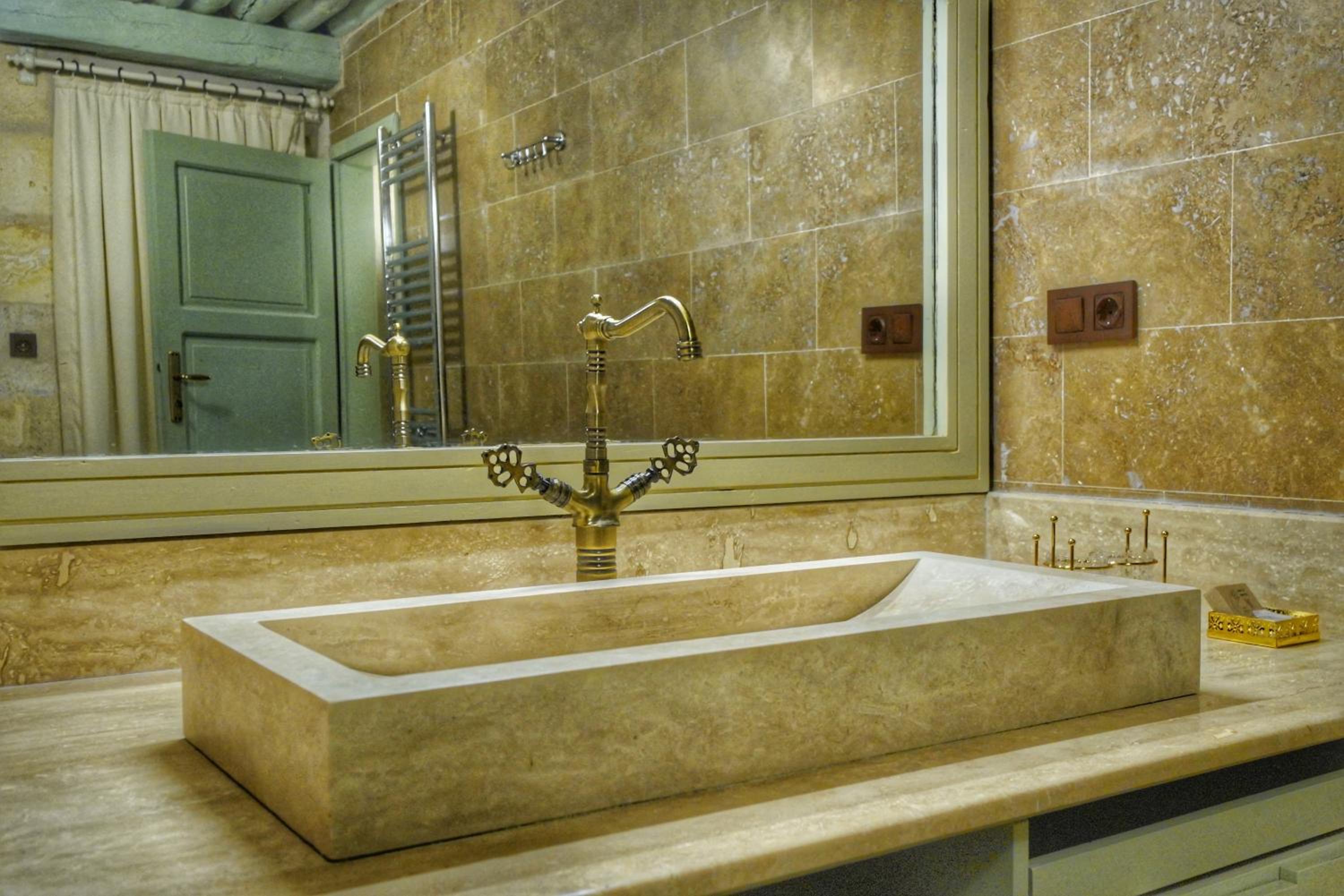 Hezen King Suite photo 3