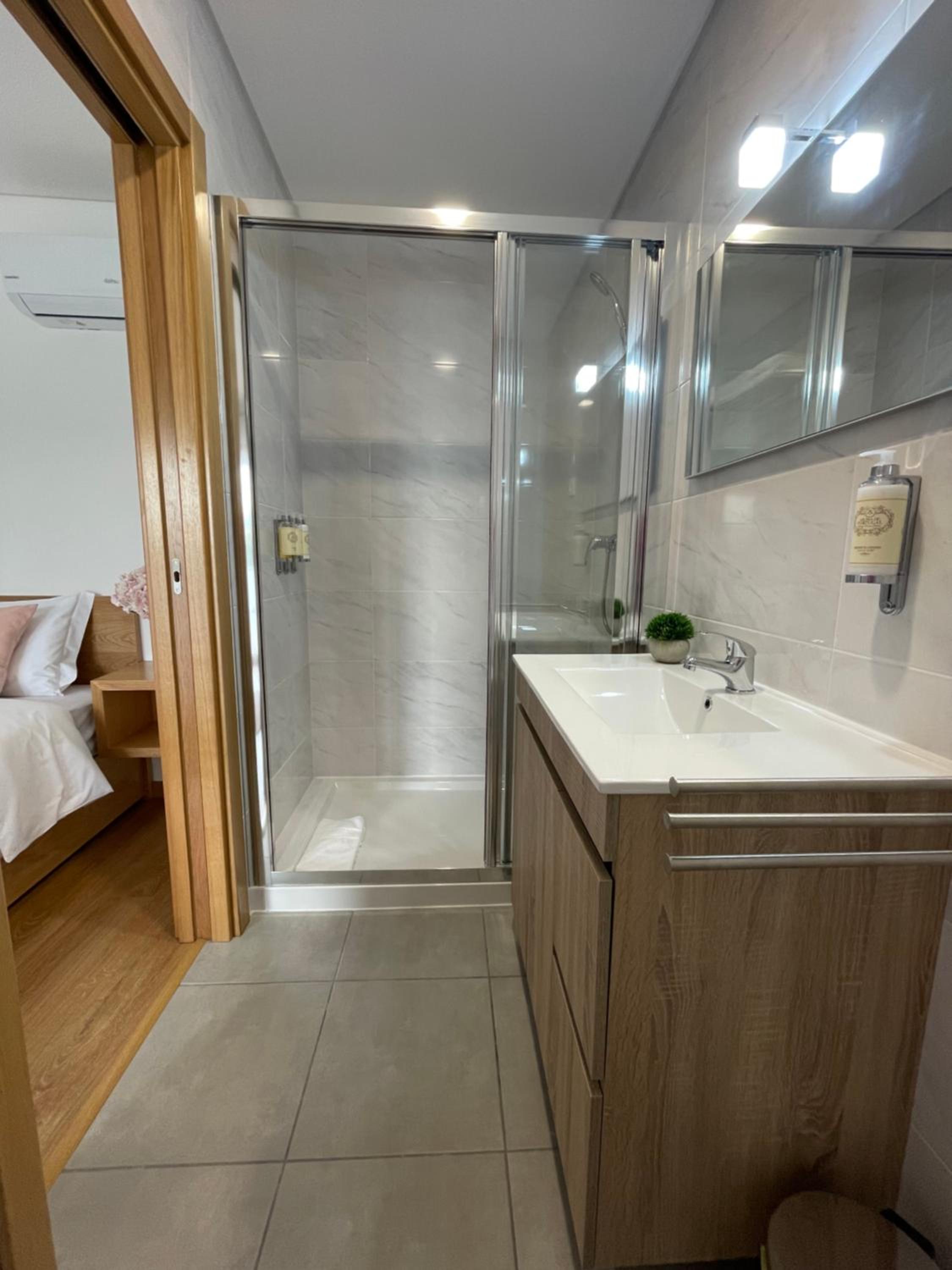 Double Room with Private Bathroom - Photo 10