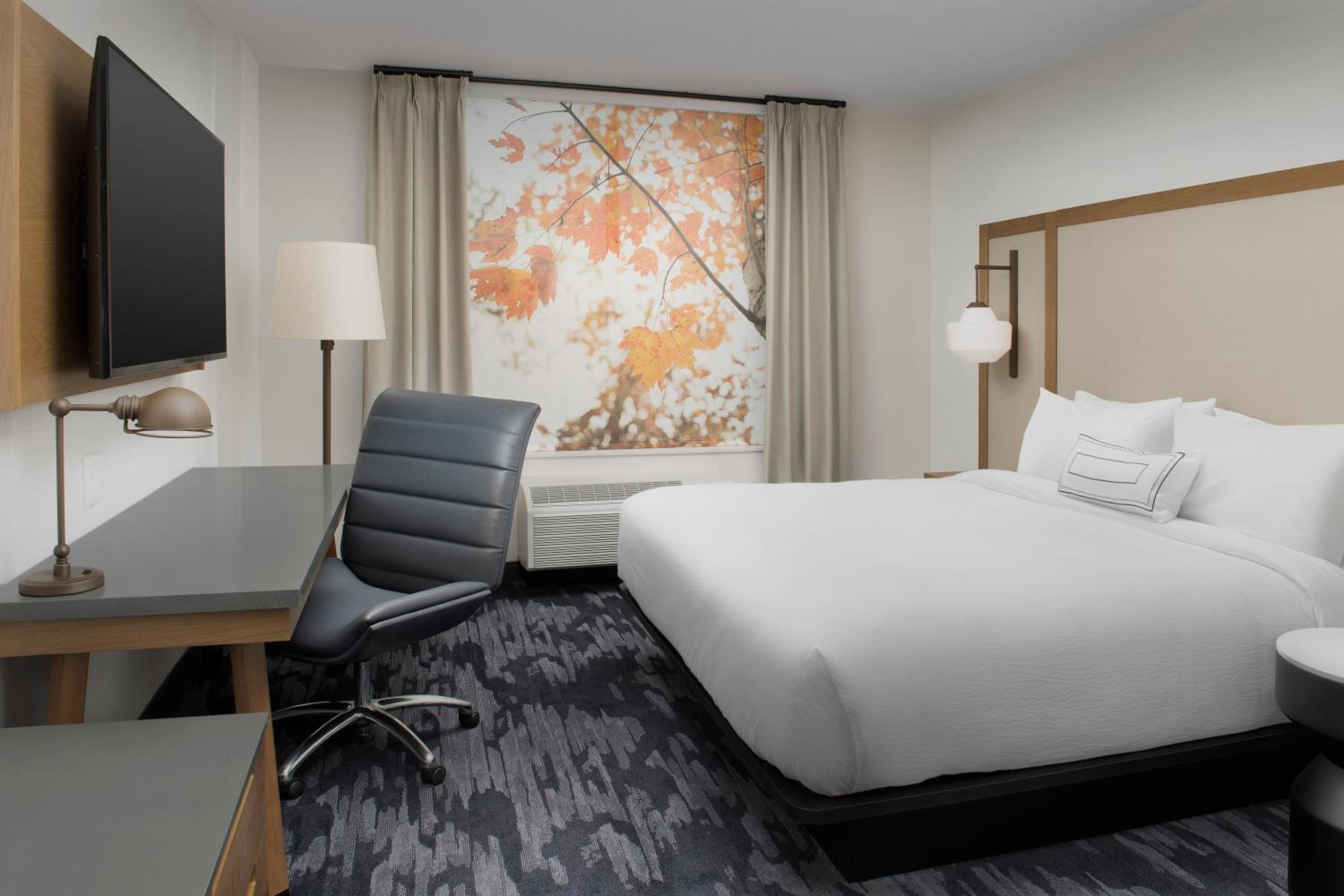 King Room with Adapted Tub - Mobility Accessible