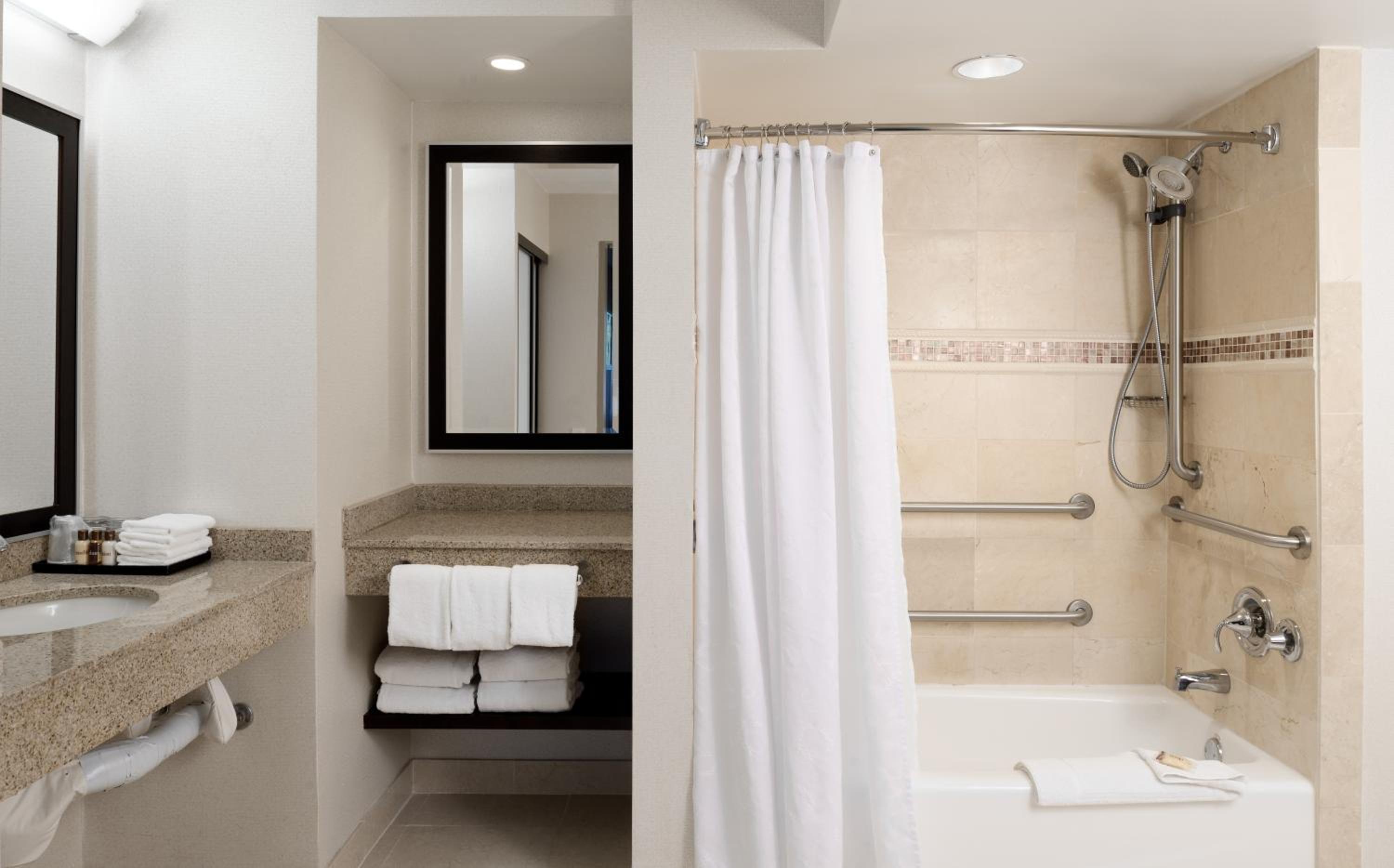 One-Bedroom Suite with Adapted Tub - Mobility and Hearing Accessible