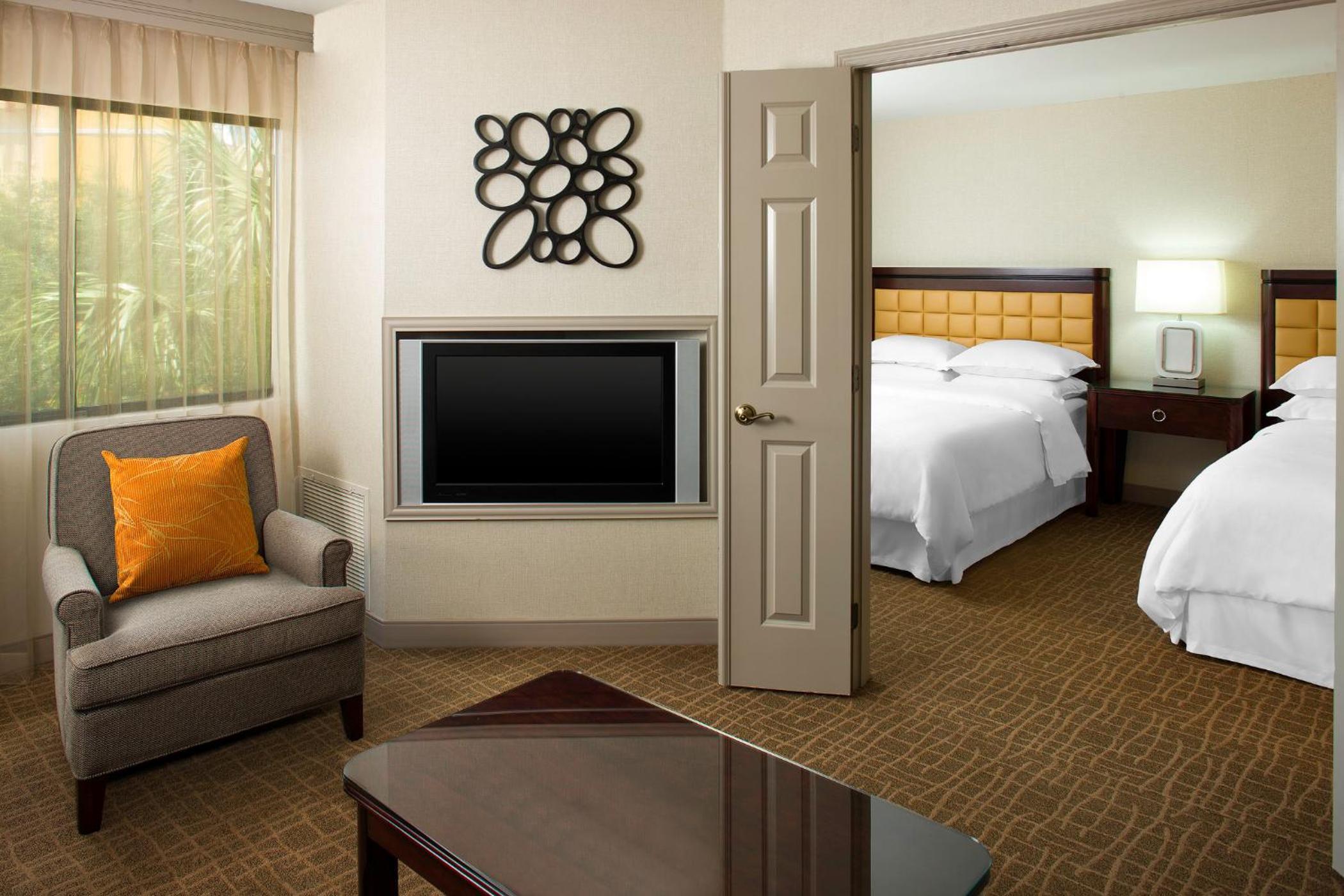 1 Bedroom Suite, 2 Queen, Sofa bed