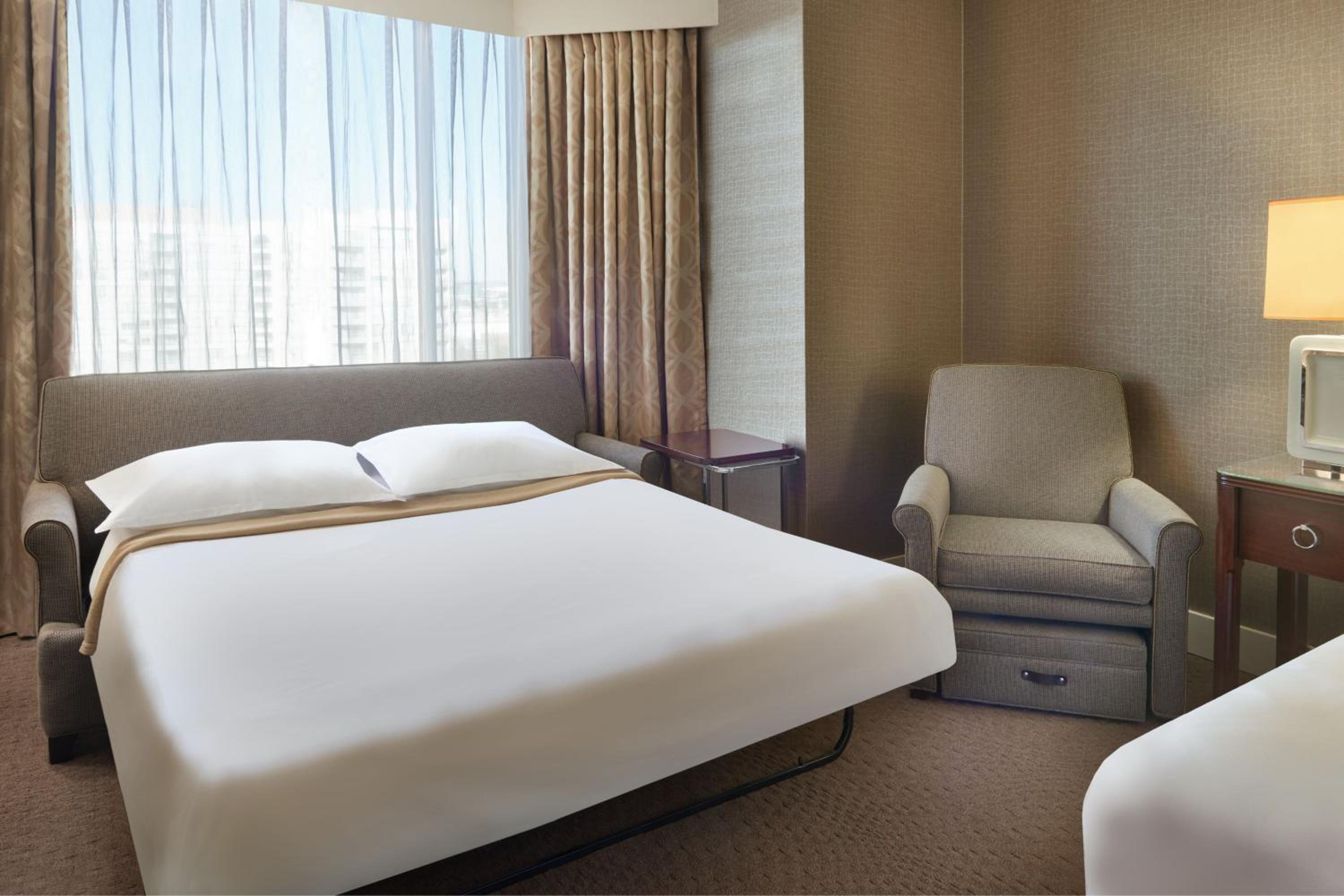 Club Level Guest room with 1 King Bed thumbnail 5