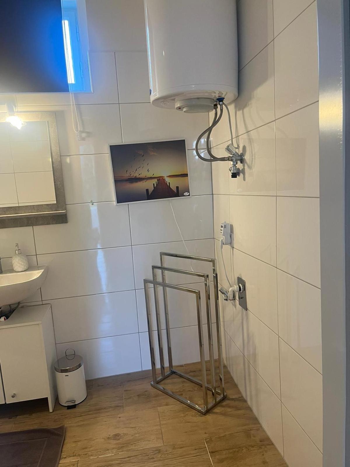 Single Room with Bathroom photo 2