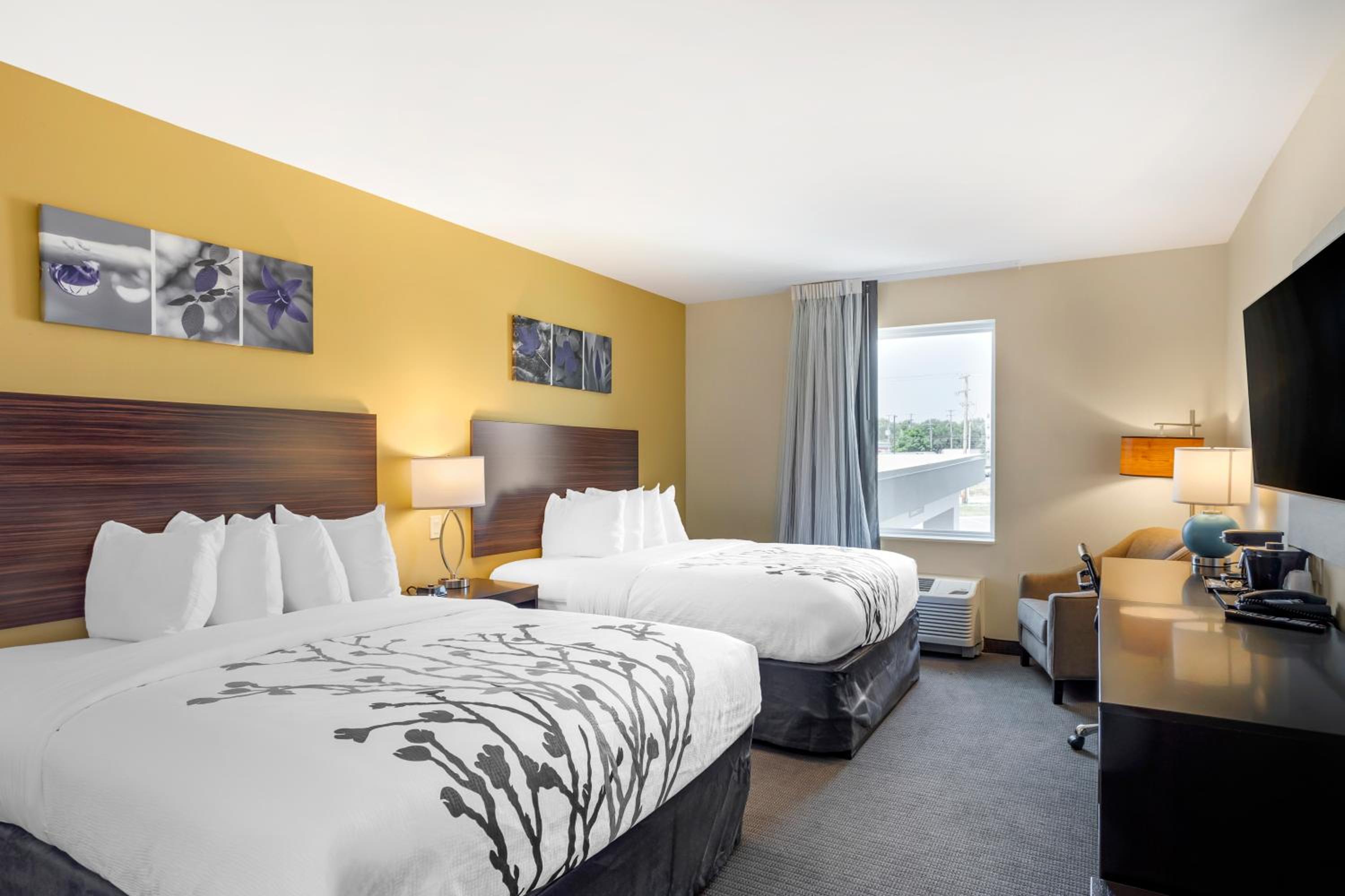 Quadruple Room with Two Queen Beds - Non Smoking - Photo 1