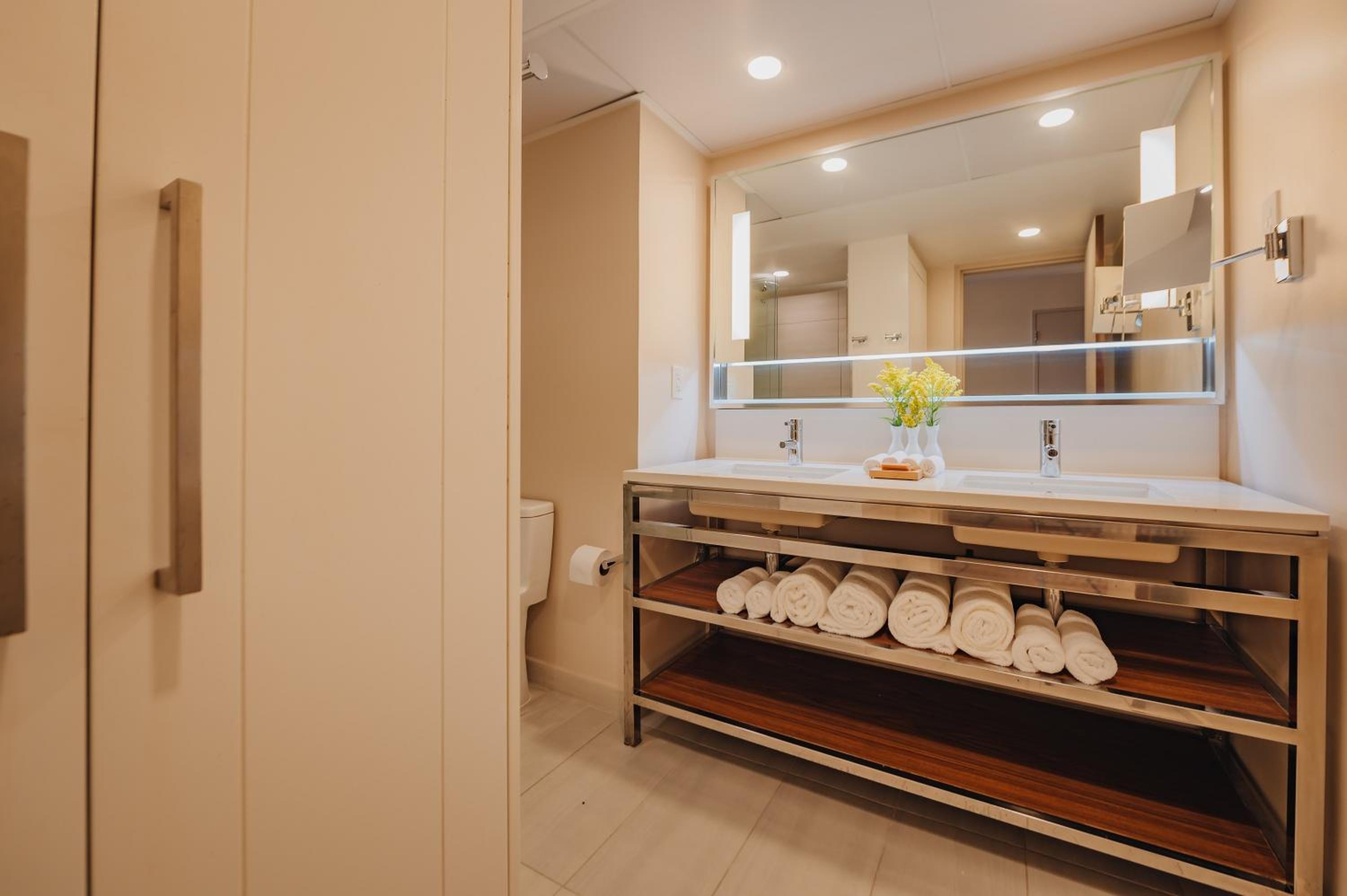 Island Suite With King Bed And Sofa