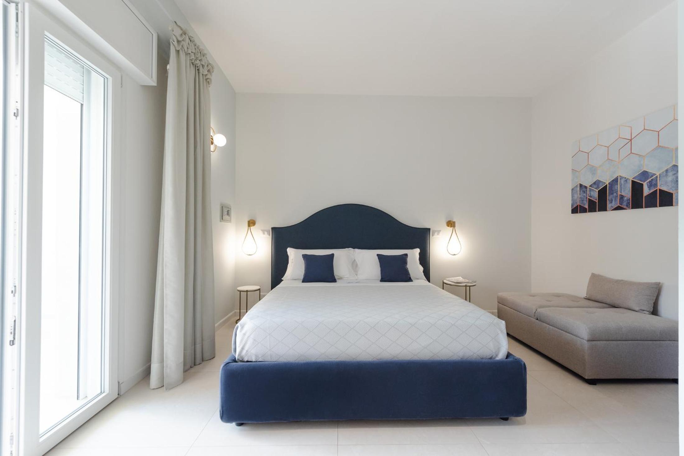 Double Room with Balcony - Photo 3