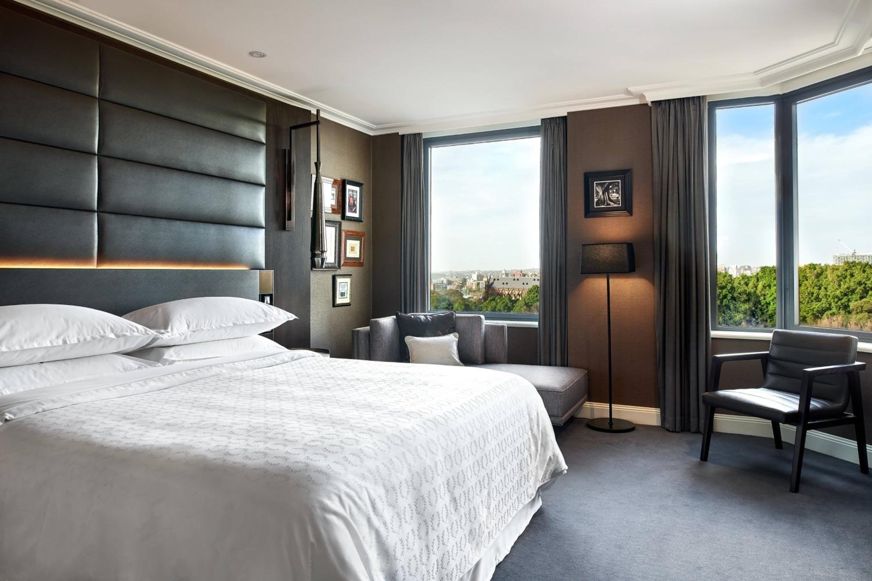 Executive King Suite with Club Lounge Access and Hyde Park View thumbnail 5