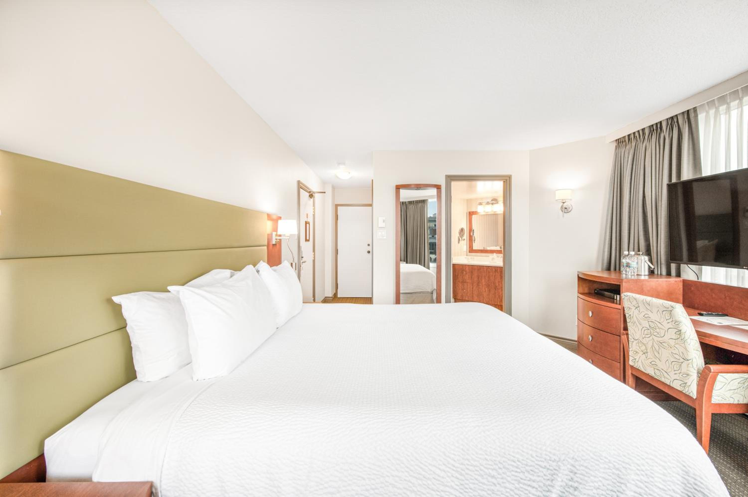 King Room with City View - Photo 5