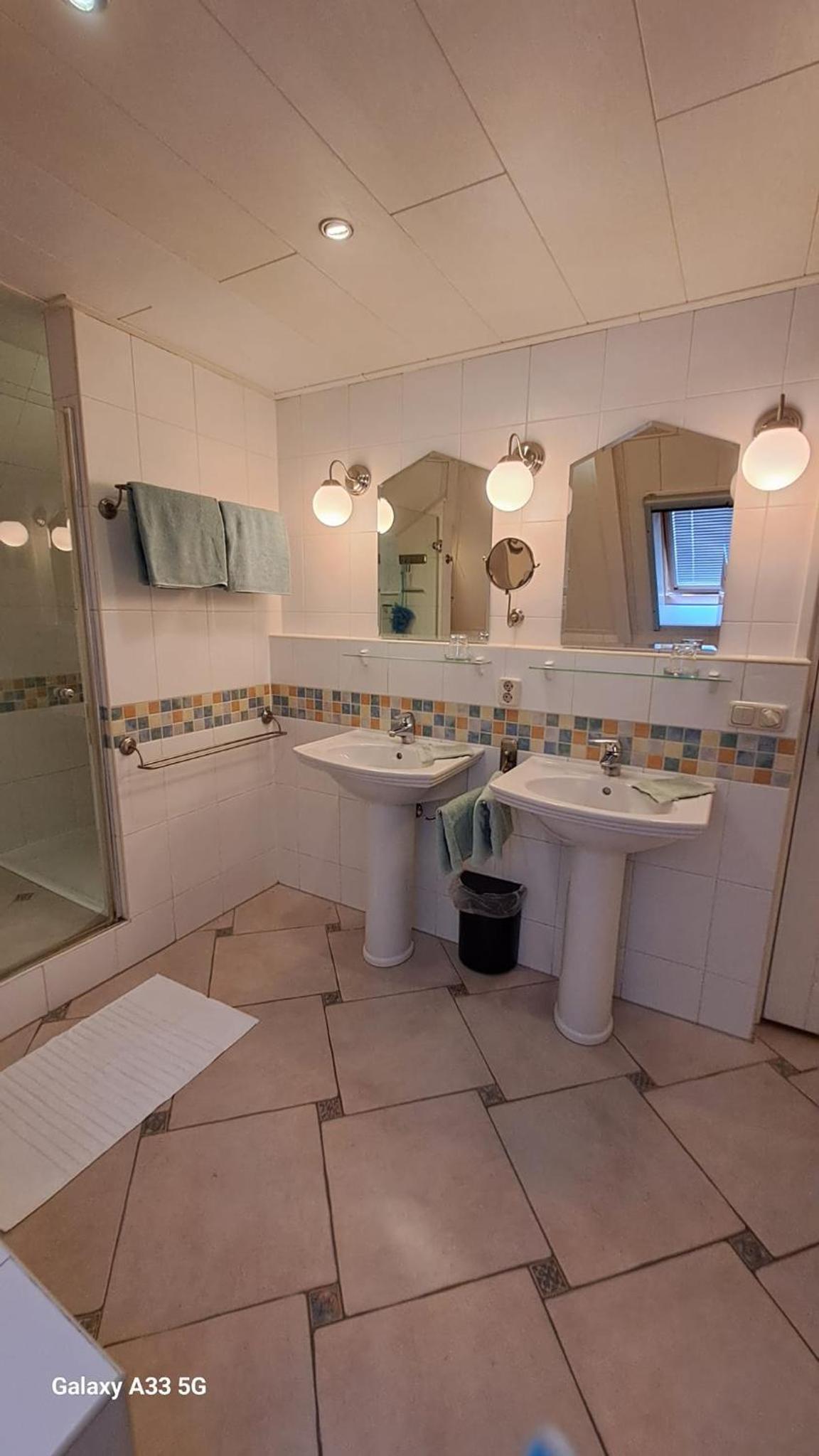 Double or Twin Room with Private Bathroom photo 3
