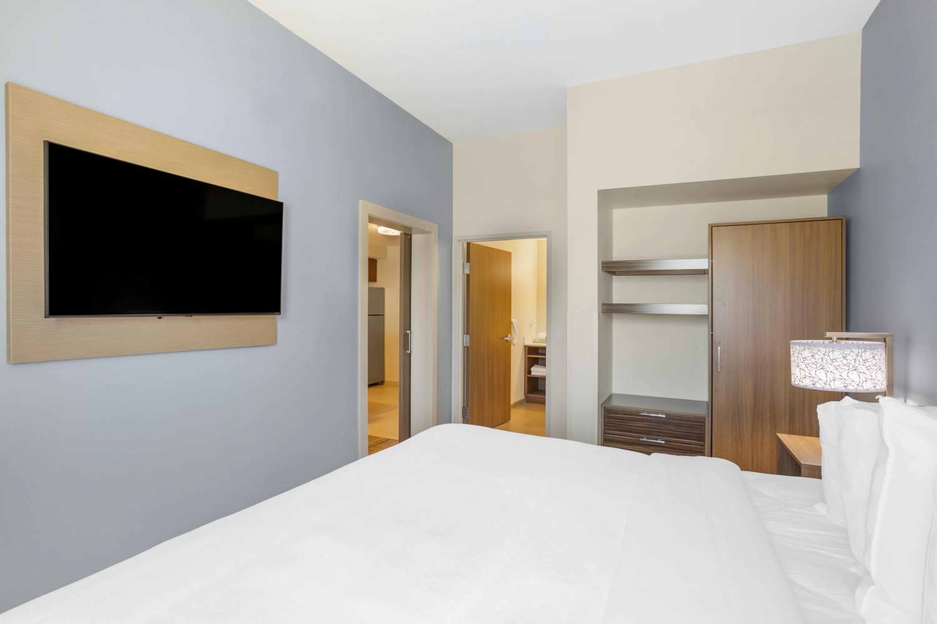 Efficiency King Suite with Living room - Disability Access/Non Smoking - Photo 1