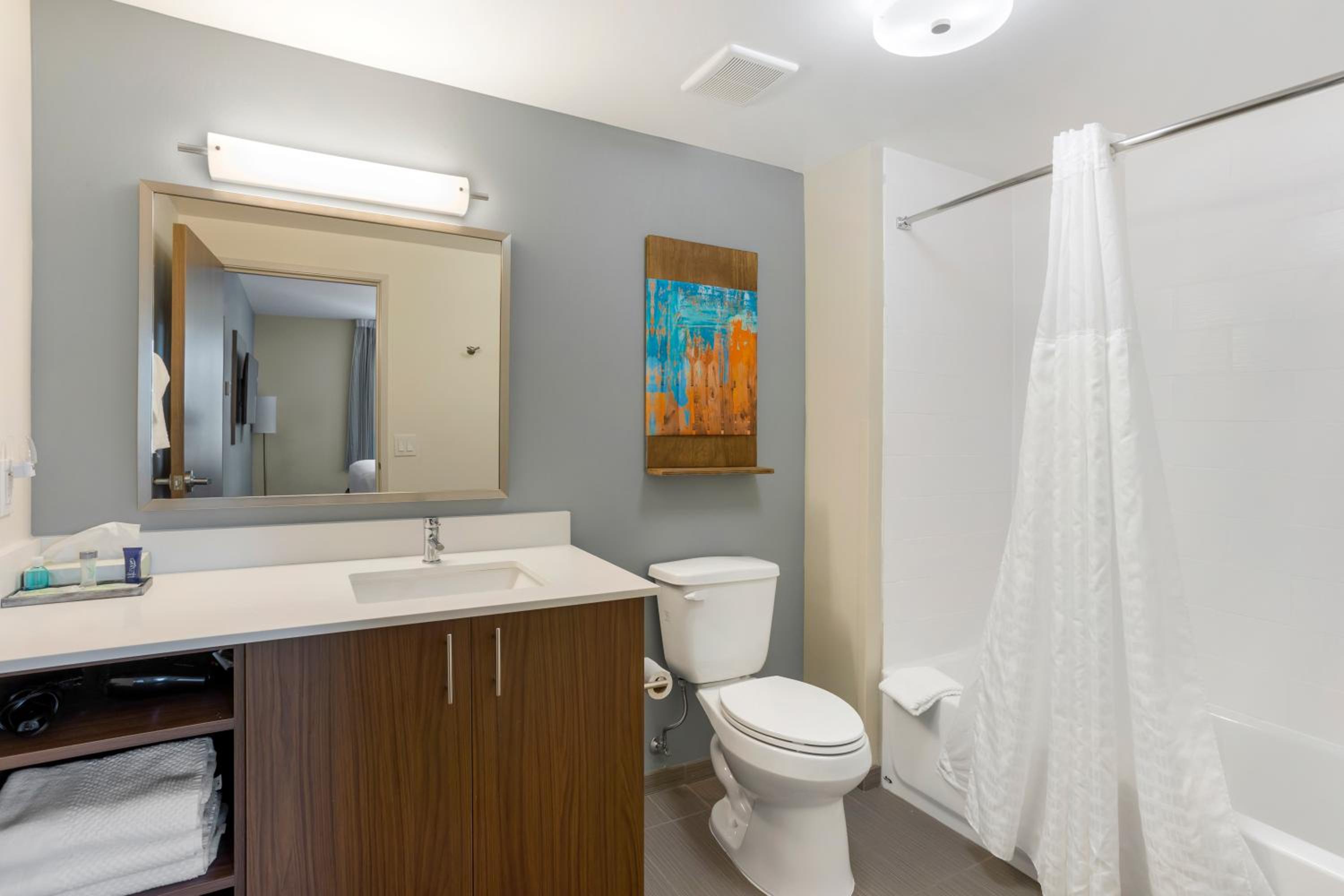 Efficiency King Suite with Living room - Disability Access/Non Smoking - Photo 5