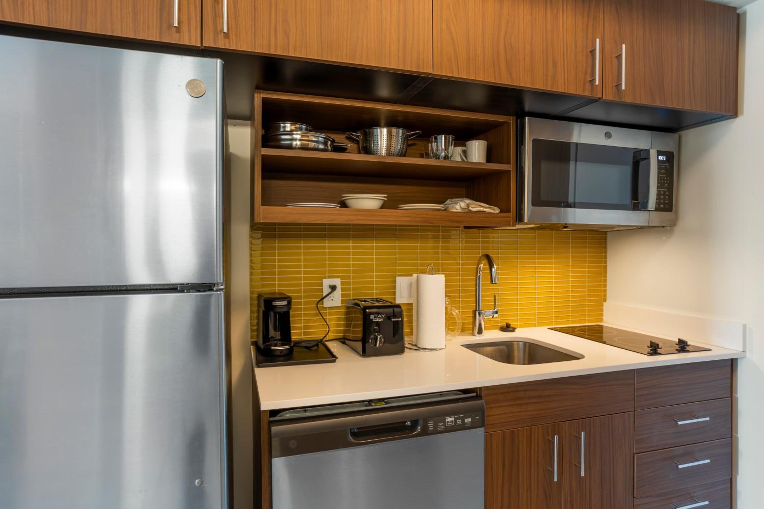 One Room Suite with Two Queen Beds and Dishwasher - Non Smoking - Photo 5