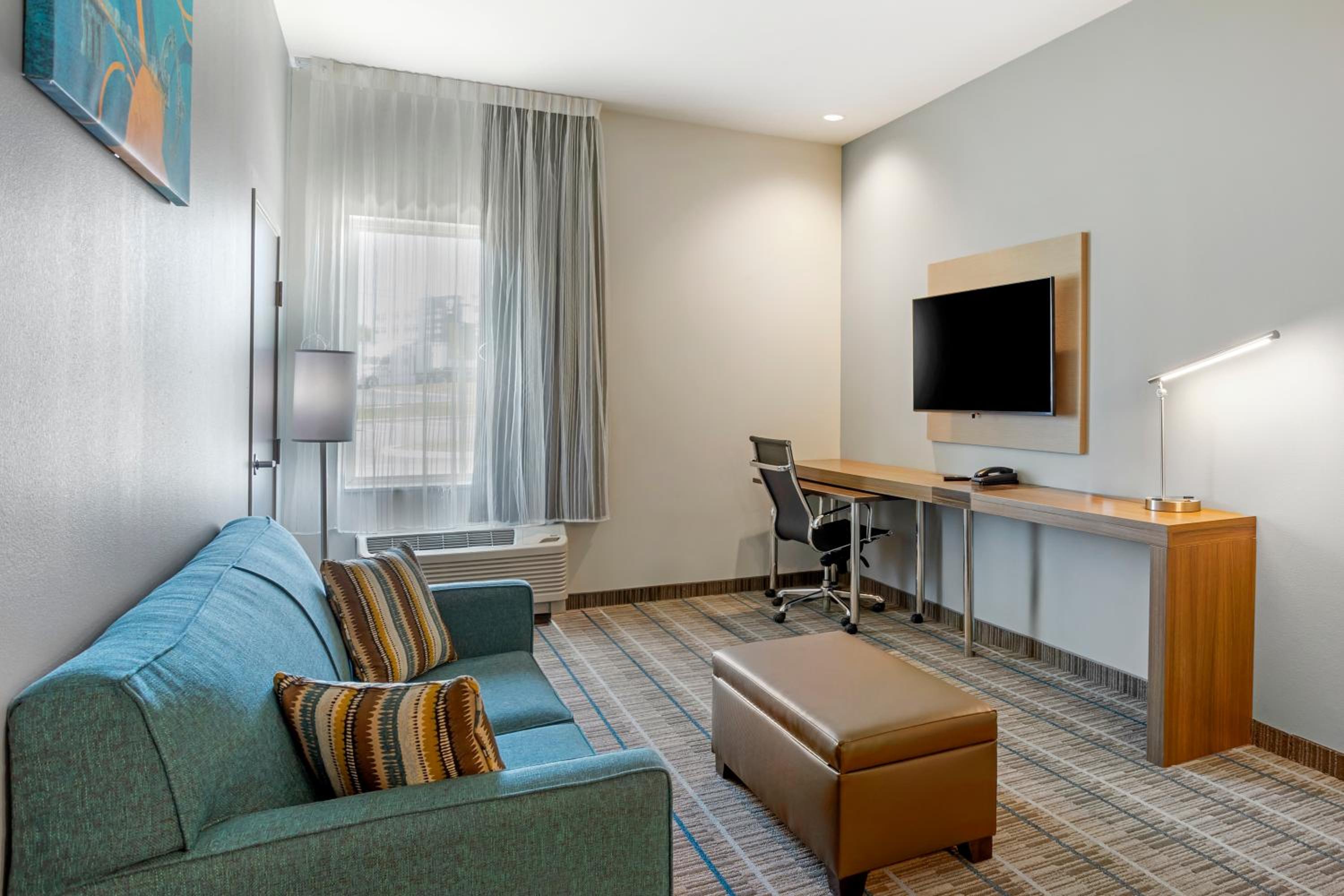 Efficiency King Suite with Living room - Disability Access/Non Smoking - Photo 2