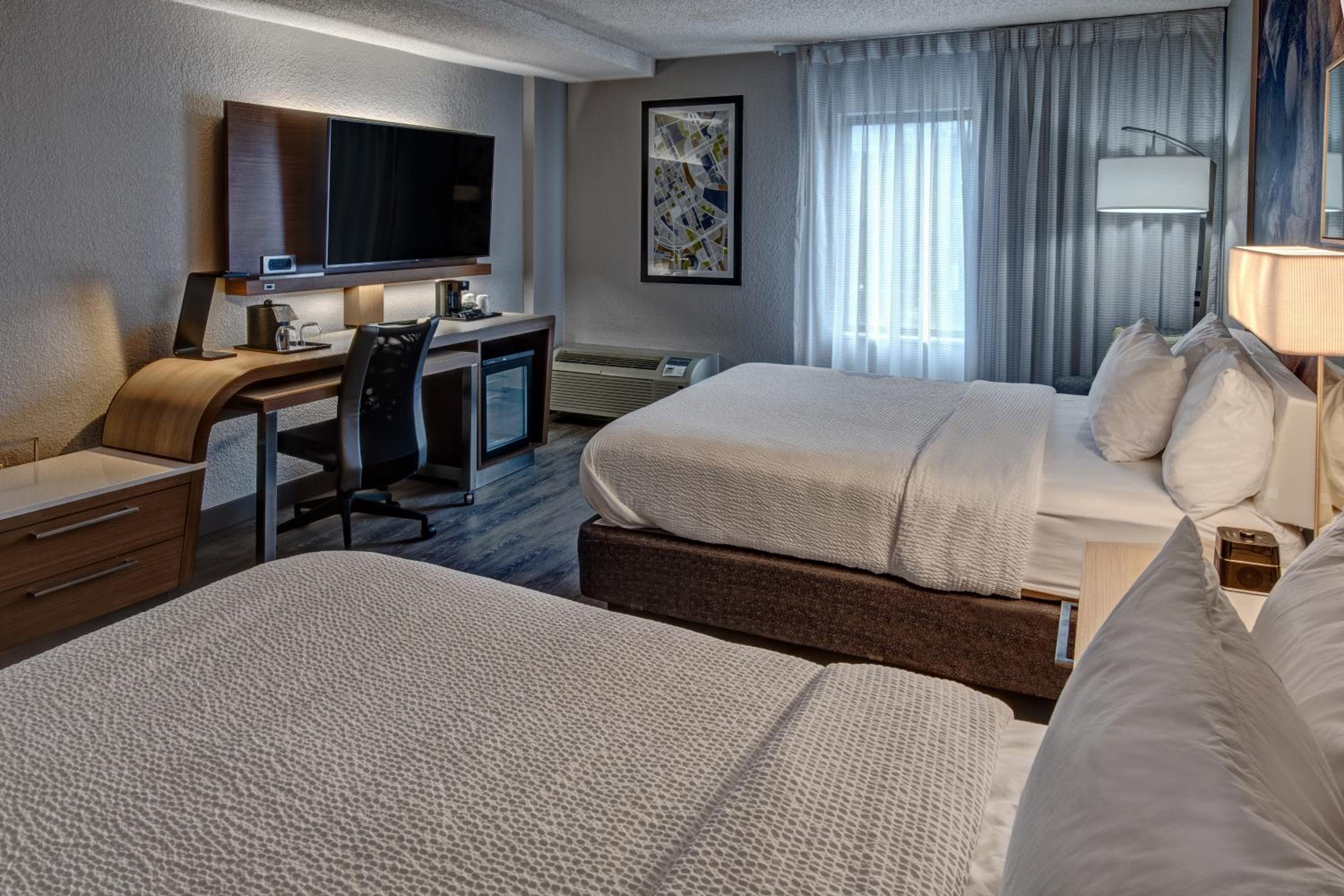 Queen Room with Two Queen Beds - Photo 2