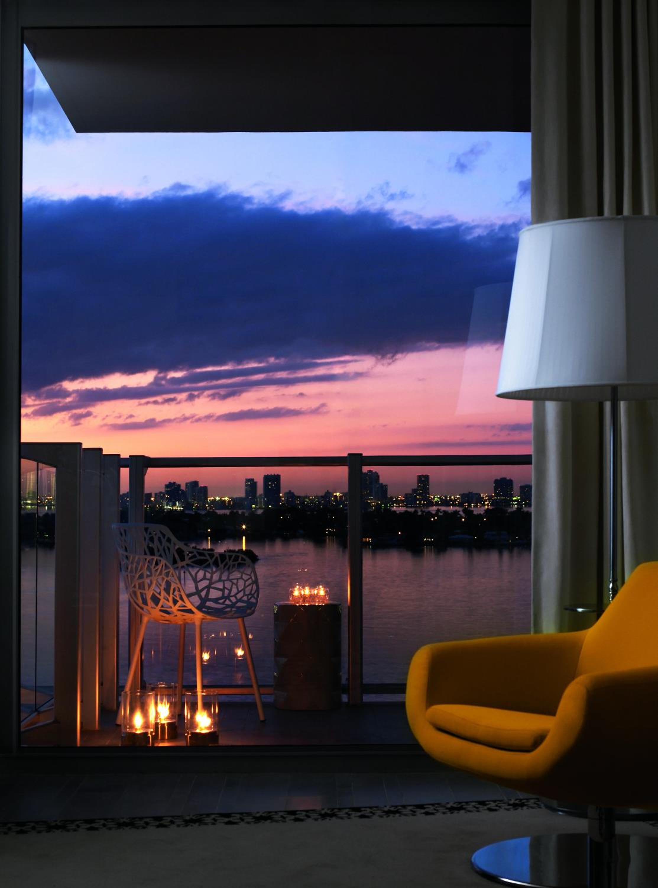 Deluxe Bay View Studio Suite w Balcony - Photo 7