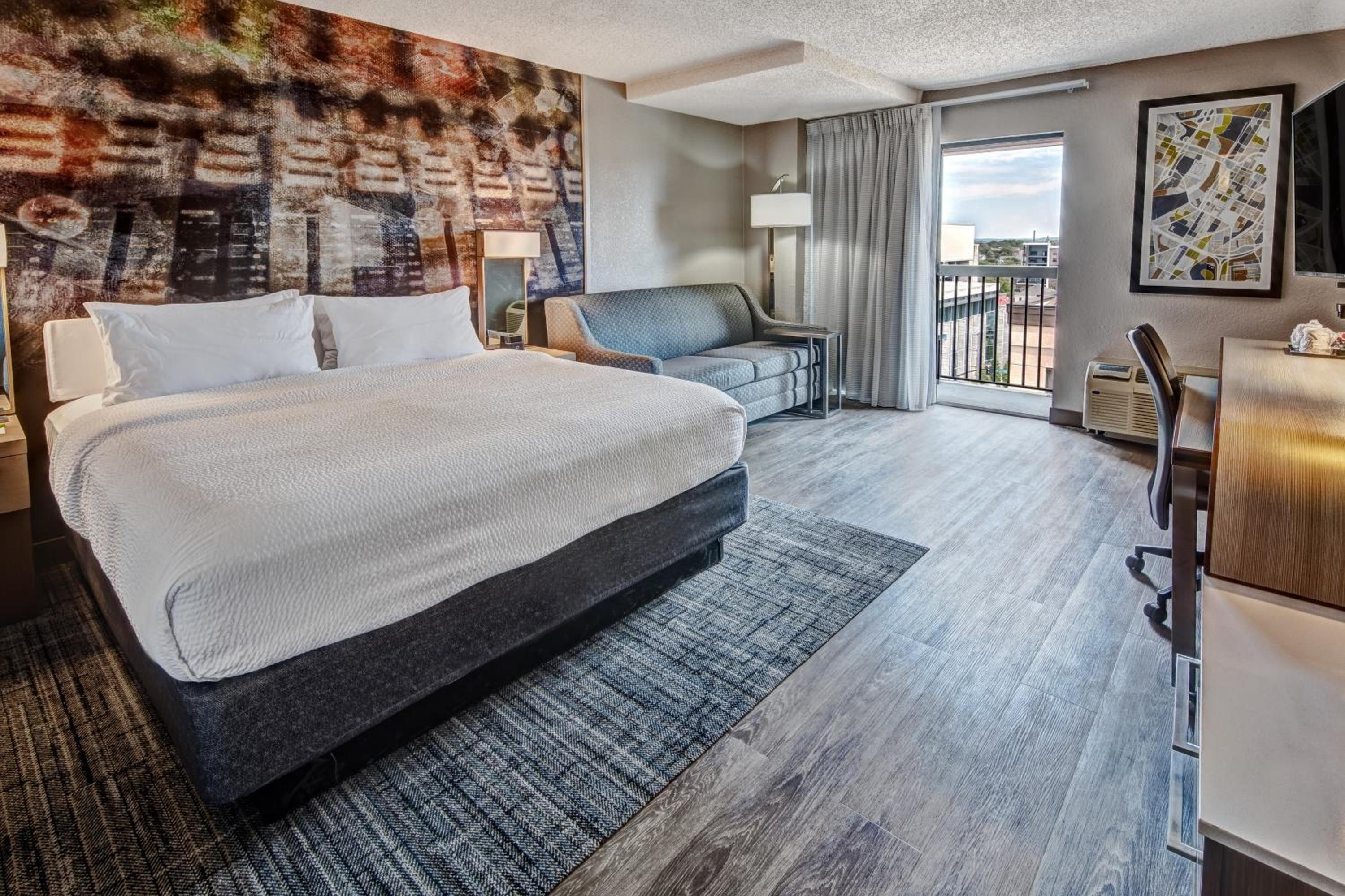 King Room with Balcony - Photo 1