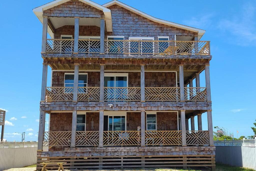 Five-Bedroom House photo 3