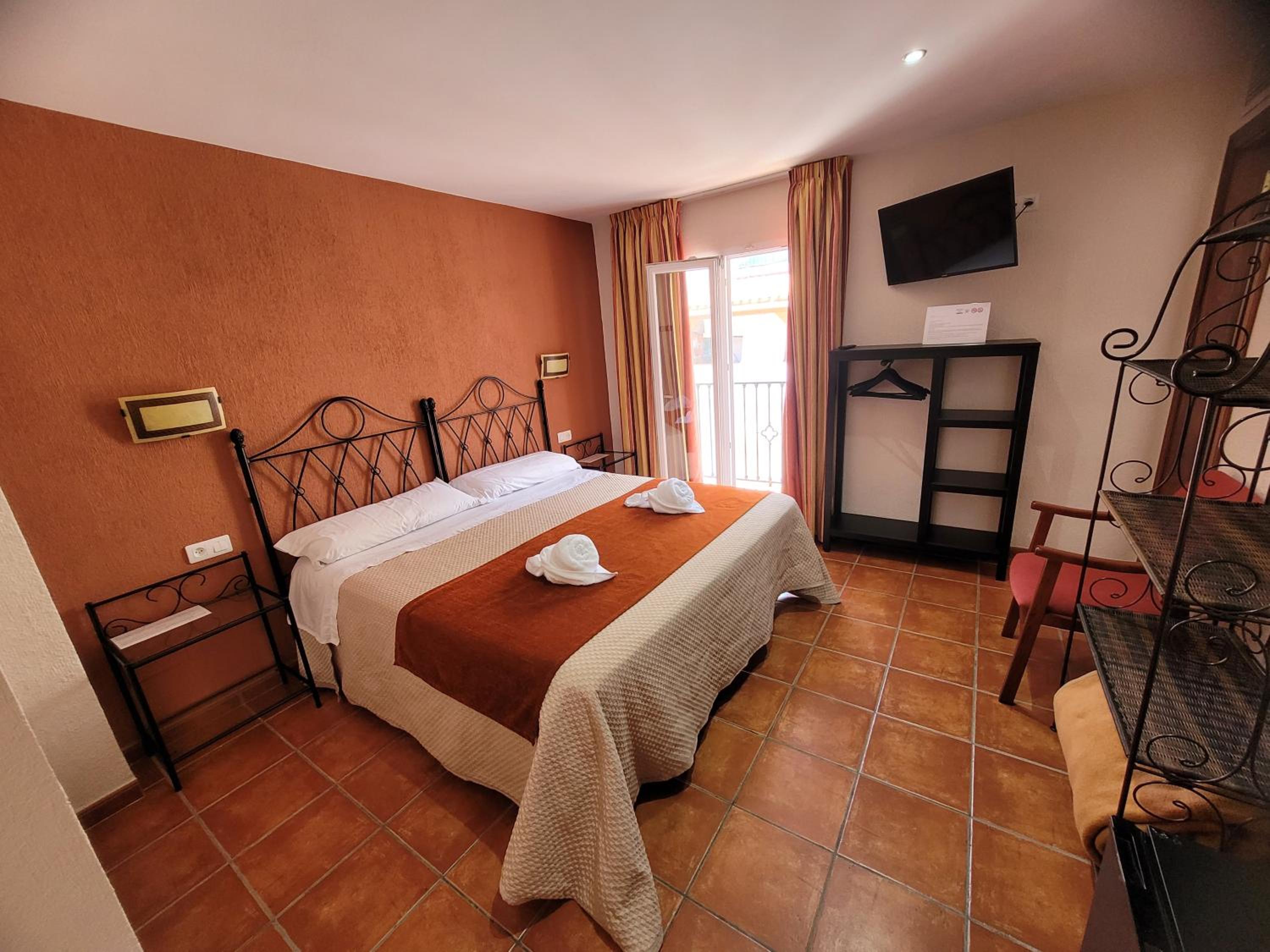King Room with Balcony - Photo 3