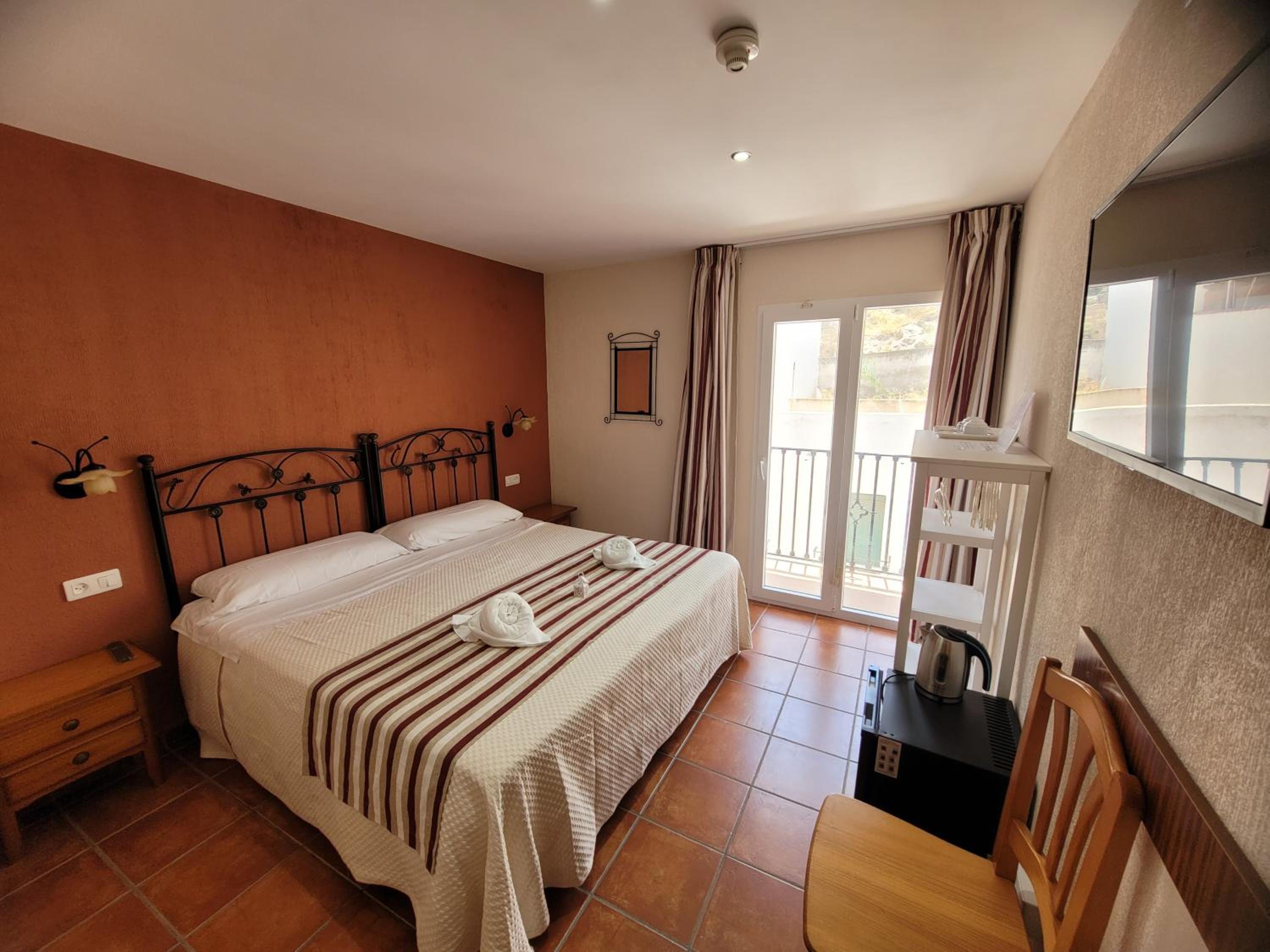 King Room with Balcony - Photo 4
